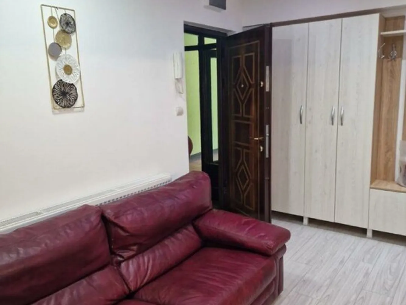 Apartament cu 3 camere, parter - zona Tiglina 2, CEC - Te invităm să descoperi un apartament elegant, situat în inima cartierului Tiglina 2, la doar câțiva pași de Tribunal. Acest apartament la parter îmbină confortul și funcționalitatea, oferind un cămin perfect pentru cei care caută un spațiu primitor și complet utilat. Caracteristici principale: - Localizare: Apartamentul se află într-o zonă liniștită și accesibilă, ideală pentru cei care doresc să beneficieze de facilitățile orașului, dar și de confortul unei locuințe intime. - Mobilare și Utilare: Spațiul este mobilat și utilat complet, fiind pregătit să îți ofere tot ce ai nevoie pentru un trai confortabil. - Dotări: Apartamentul dispune de centrală termică proprie, asigurând o temperatură optimă în fiecare sezon, precum și aer condiționat, perfect pentru zilele călduroase de vară. - Preț: Chiria propusă pentru acest apartament este de 550 euro, oferind o oportunitate atractivă de locuire în această zonă deosebită. Se solicită chirie și garanție, iar comisionul agenției este de 75% din valoarea unei luni de chirie. Este important de menționat că apartamentul nu se închiriază pentru termen scurt, fiind destinat în special celor care caută stabilitate și confort pe termen lung. Dacă ești în căutarea unui apartament care să îți ofere tot ce ai nevoie într-o locație excelentă, nu ezita să ne contactezi pentru a programa o vizionare. Acesta ar putea fi viitorul tău cămin! }}