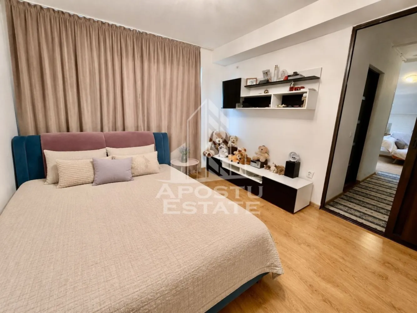 Apartament cu 2 camere, decomandat, la asfalt in Chisoda - APOSTU ESTATE va ofera spre vanzare un apartament cu 2 camere, situat in Chisoda, la asfalt.
Dispune de o suprafata utila de 45 mp + balcon de 5 mp.
Se afla la etajul 2 din 2
Regimul de inaltime al blocului este P+1+M.
Se vinde mobilat.
Confortul termic se realizeaza cu ajutorul centralei proprii pe gaz cu incalzire pe calorifere.
Dispune de pod propriu cu acces din apartament.

Compartimentare:
- hol
- bucatarie
- dormitor
- baie cu cada si geam
- living cu iesire pe balcon
- pod propriu

Pretul este 70.000€
Va asteptam cu drag la o vizionare si poti deveni chiar tu noul proprietar al acestui apartament.
Cp 3200515