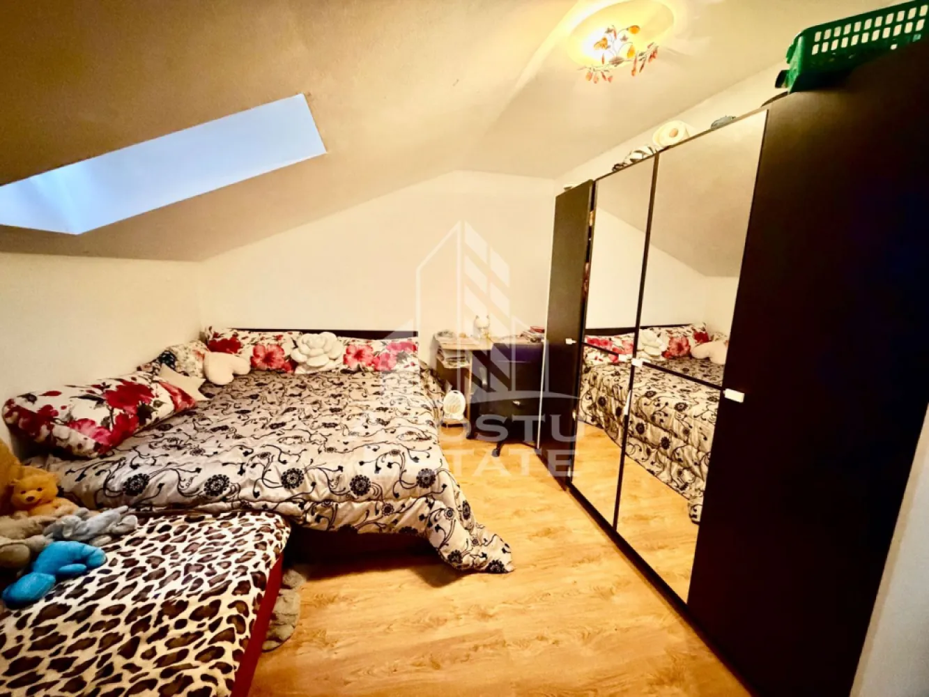 Apartament cu 2 camere, decomandat, la asfalt in Chisoda - APOSTU ESTATE va ofera spre vanzare un apartament cu 2 camere, situat in Chisoda, la asfalt.
Dispune de o suprafata utila de 45 mp + balcon de 5 mp.
Se afla la etajul 2 din 2
Regimul de inaltime al blocului este P+1+M.
Se vinde mobilat.
Confortul termic se realizeaza cu ajutorul centralei proprii pe gaz cu incalzire pe calorifere.
Dispune de pod propriu cu acces din apartament.

Compartimentare:
- hol
- bucatarie
- dormitor
- baie cu cada si geam
- living cu iesire pe balcon
- pod propriu

Pretul este 70.000€
Va asteptam cu drag la o vizionare si poti deveni chiar tu noul proprietar al acestui apartament.
Cp 3200515