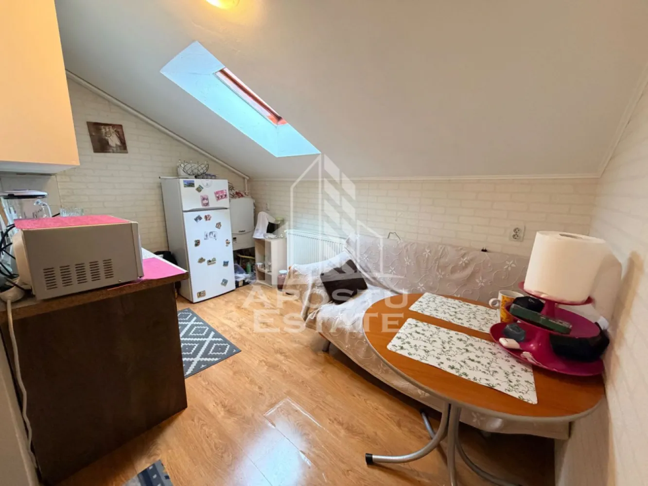 Apartament cu 2 camere, decomandat, la asfalt in Chisoda - APOSTU ESTATE va ofera spre vanzare un apartament cu 2 camere, situat in Chisoda, la asfalt.
Dispune de o suprafata utila de 45 mp + balcon de 5 mp.
Se afla la etajul 2 din 2
Regimul de inaltime al blocului este P+1+M.
Se vinde mobilat.
Confortul termic se realizeaza cu ajutorul centralei proprii pe gaz cu incalzire pe calorifere.
Dispune de pod propriu cu acces din apartament.

Compartimentare:
- hol
- bucatarie
- dormitor
- baie cu cada si geam
- living cu iesire pe balcon
- pod propriu

Pretul este 70.000€
Va asteptam cu drag la o vizionare si poti deveni chiar tu noul proprietar al acestui apartament.
Cp 3200515