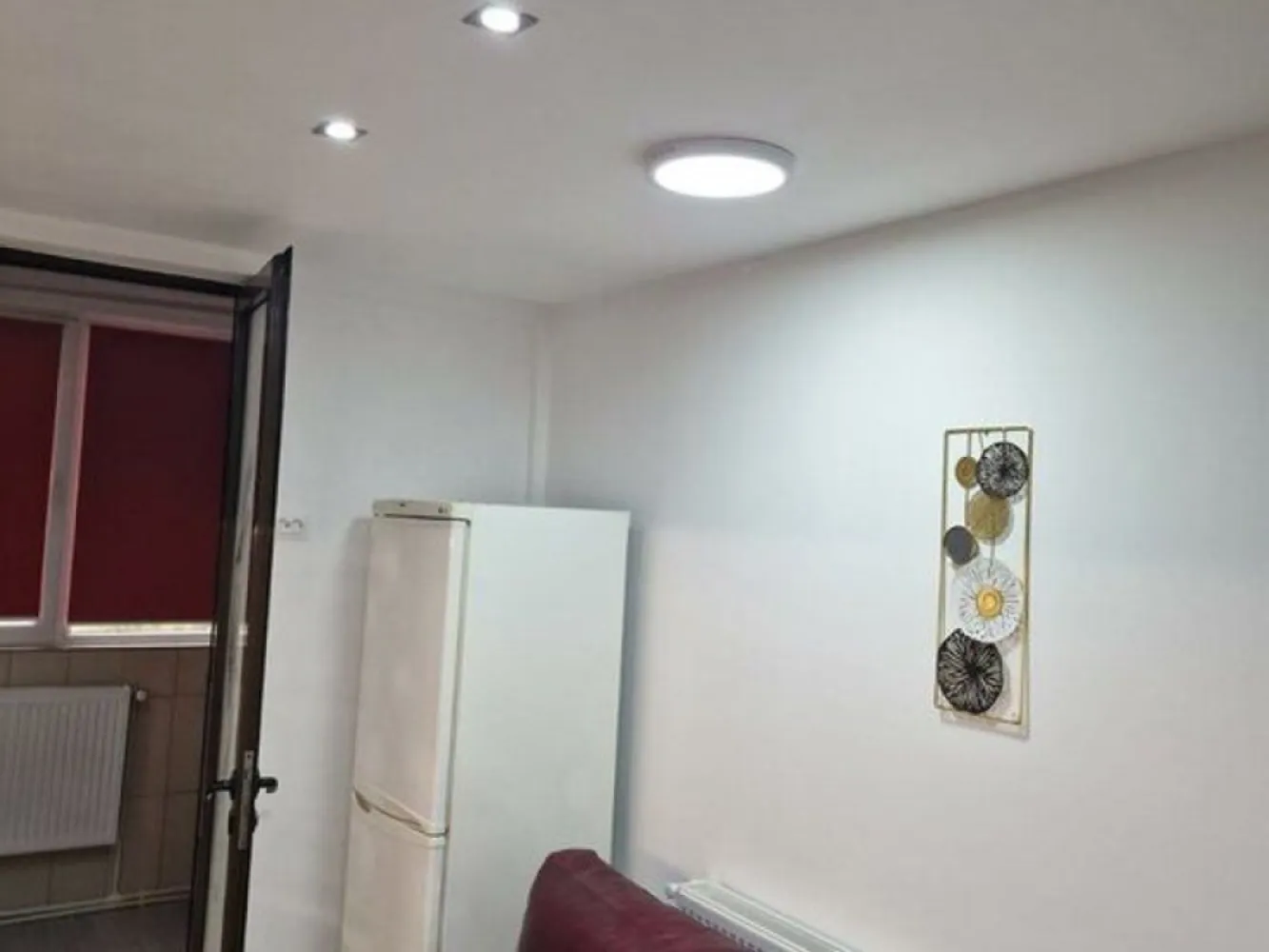 Apartament cu 3 camere, parter - zona Tiglina 2, CEC - Te invităm să descoperi un apartament elegant, situat în inima cartierului Tiglina 2, la doar câțiva pași de Tribunal. Acest apartament la parter îmbină confortul și funcționalitatea, oferind un cămin perfect pentru cei care caută un spațiu primitor și complet utilat. Caracteristici principale: - Localizare: Apartamentul se află într-o zonă liniștită și accesibilă, ideală pentru cei care doresc să beneficieze de facilitățile orașului, dar și de confortul unei locuințe intime. - Mobilare și Utilare: Spațiul este mobilat și utilat complet, fiind pregătit să îți ofere tot ce ai nevoie pentru un trai confortabil. - Dotări: Apartamentul dispune de centrală termică proprie, asigurând o temperatură optimă în fiecare sezon, precum și aer condiționat, perfect pentru zilele călduroase de vară. - Preț: Chiria propusă pentru acest apartament este de 550 euro, oferind o oportunitate atractivă de locuire în această zonă deosebită. Se solicită chirie și garanție, iar comisionul agenției este de 75% din valoarea unei luni de chirie. Este important de menționat că apartamentul nu se închiriază pentru termen scurt, fiind destinat în special celor care caută stabilitate și confort pe termen lung. Dacă ești în căutarea unui apartament care să îți ofere tot ce ai nevoie într-o locație excelentă, nu ezita să ne contactezi pentru a programa o vizionare. Acesta ar putea fi viitorul tău cămin! }}