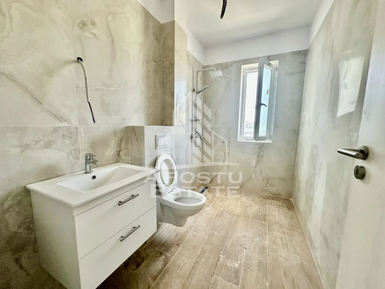 Apartament cu 2 camere, 2 balcoane, etaj 1, zona Planetelor