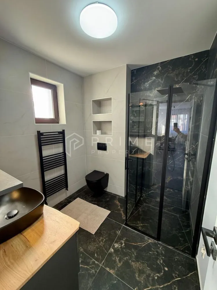 Casă individuală nouă – Primă închiriere-Sâncraiu de Mureș-Strada Vale - Vă propunem spre închiriere o proprietate exclusivistă, o construcție nouă, nelocuită până în prezent, care își așteaptă primii chiriași. Situată în Sâncraiu de Mureș, în zona străzii Vale, această casă reprezintă soluția ideală pentru familiile care caută confort, spațiu generos și dotări moderne, la standarde ridicate.

Detalii proprietate:

Suprafață utilă: 198 mp.

Teren: 410 mp, curte amenajată cu gazon și pavaj.

Stare: Prima închiriere! Totul este nou, de la mobilier până la electrocasnicele de ultimă generație.

Compartimentare inteligentă:

Parter – Spațiu de zi funcțional și rafinat:

Living spațios, luminos, cu zonă dedicată pentru luat masa.

Bucătărie modernă, complet mobilată și utilată.

Cămară spațioasă pentru depozitare.

Cameră tehnică dotată cu mașină de spălat vase, mașină de spălat rufe și centrală termică pe gaz.

Baie complet mobilată și utilată.

Două terase generoase, ideale pentru relaxare în aer liber.

Etaj – Zona de odihnă:

3 dormitoare primitoare și luminoase.

Dressing organizat.

Baie complet mobilată și utilată.

Balcon generos cu acces din dormitoare.

Facilități exterioare:

Curte complet amenajată.

2 locuri de parcare dedicate.

Această casă se închiriază complet mobilată și utilată, fiind disponibilă imediat pentru ocupare. Căutăm persoane serioase, interesate de o colaborare pe termen lung, care să se bucure de calitatea și confortul unei locuințe impecabile.

Promisiunea Prime Properties:
Vă oferim siguranță, transparență și servicii impecabile pe tot parcursul drumului către casa ideală. Dacă această proprietate nu corespunde nevoilor dumneavoastră, lăsați-ne să găsim alternativa potrivită stilului dumneavoastră de viață.

Pentru informații suplimentare și programarea unei vizionări, vă rugăm să ne contactați.