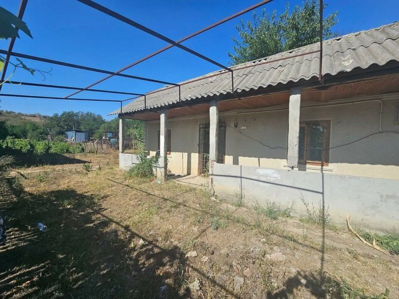 Teren 1800 mp + casa batraneasca - Fartanesti, jud. Galati - Visezi la un colț de natură, departe de agitația orașului? Această proprietate situată în Fârțănești, la doar 30 km de Galați, îți oferă ocazia perfectă de a te bucura de liniște și aer curat, într-un cadru natural. Detalii Proprietate: - Suprafață Teren: 1800 mp de teren intravilan, ideal pentru amenajări diverse - Vegetatie: Pe teren se găsesc pomi fructiferi și viță de vie ce îți va încânta simțurile cu arome deosebite. - Construcție: O căsuță mică din paiantă, cu centura de beton și acoperiș din tablă, perfectă pentru o escapadă de weekend sau pentru a-ți crea propriul refugiu în mijlocul naturii. - Acces: Proprietatea beneficiază de acces facil printr-un drum asfaltat, asigurând astfel legătura cu principalele artere de transport. - Utilități: Toate utilitățile necesare sunt disponibile pe teren, oferind confortul dorit în activitățile zilnice. Preț: 17.500 EUR – o oportunitate excelentă de investiție în zonă! Se percepe comision de intermediere standard. Aceasta este o oportunitate rară de a deveni proprietar al unei oaze de liniște, fie că vrei să te bucuri de un stil de viață rural sau să dezvolți un proiect personal. Nu rata ocazia de a viziona această proprietate! Contactează-ne pentru mai multe detalii și programări la vizionare! }}