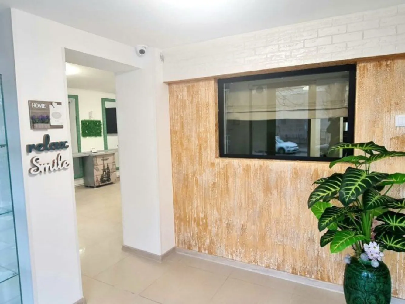 Oportunitate investitie - spatiu stradal Aurel Vlaicu, IC Frimu - Descoperiți oportunitatea ideală pentru demararea afacerii dumneavoastră în zona de prestigiu IC FRIMU, la intersecția străzilor 1 Decembrie 1918 și Aurel Vlaicu, într-o zonă dinamică, înconjurată de licee, grădinițe și școli, perfectă pentru a atrage clienți din comunitate. Spațiul comercial de 75 mp, situat la parterul unui imobil cu vad excelent pe strada Aurel Vlaicu, reprezintă soluția perfectă pentru diverse activități, precum cabinet medical, salon de înfrumusețare sau birouri. Imobilul este complet amenajat și gata de utilizare, fără necesitatea unor investiții majore. Dotări și facilități: Grup sanitar propriu Centrală termică proprie Extindere cu proiect autorizat Pardoseală din gresie și faianță Spațiu stradal cu vizibilitate bună și trafic pietonal Prețul de 125.000 euro este negociabil, oferind oportunitatea unei achiziții avantajoase într-o zonă cu potențial de creștere. Informații suplimentare și programări, la telefon 0740.949.871 - Marian Ene, consilier imobiliar Mag Invest Nu ratați această șansă de a vă dezvolta afacerea într-un mediu favorabil!