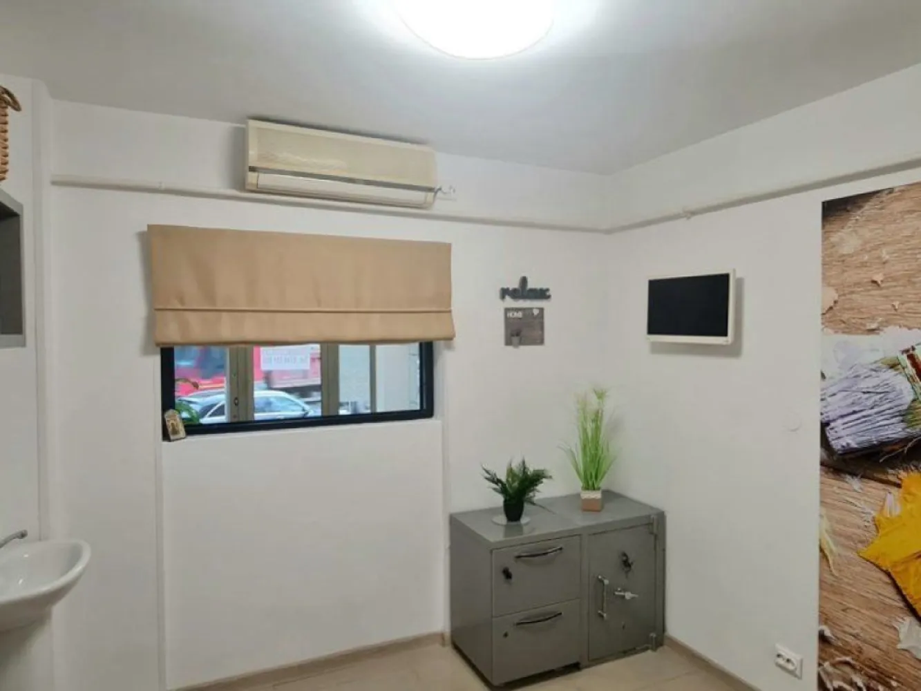 Oportunitate investitie - spatiu stradal Aurel Vlaicu, IC Frimu - Descoperiți oportunitatea ideală pentru demararea afacerii dumneavoastră în zona de prestigiu IC FRIMU, la intersecția străzilor 1 Decembrie 1918 și Aurel Vlaicu, într-o zonă dinamică, înconjurată de licee, grădinițe și școli, perfectă pentru a atrage clienți din comunitate. Spațiul comercial de 75 mp, situat la parterul unui imobil cu vad excelent pe strada Aurel Vlaicu, reprezintă soluția perfectă pentru diverse activități, precum cabinet medical, salon de înfrumusețare sau birouri. Imobilul este complet amenajat și gata de utilizare, fără necesitatea unor investiții majore. Dotări și facilități: Grup sanitar propriu Centrală termică proprie Extindere cu proiect autorizat Pardoseală din gresie și faianță Spațiu stradal cu vizibilitate bună și trafic pietonal Prețul de 125.000 euro este negociabil, oferind oportunitatea unei achiziții avantajoase într-o zonă cu potențial de creștere. Informații suplimentare și programări, la telefon 0740.949.871 - Marian Ene, consilier imobiliar Mag Invest Nu ratați această șansă de a vă dezvolta afacerea într-un mediu favorabil! }}