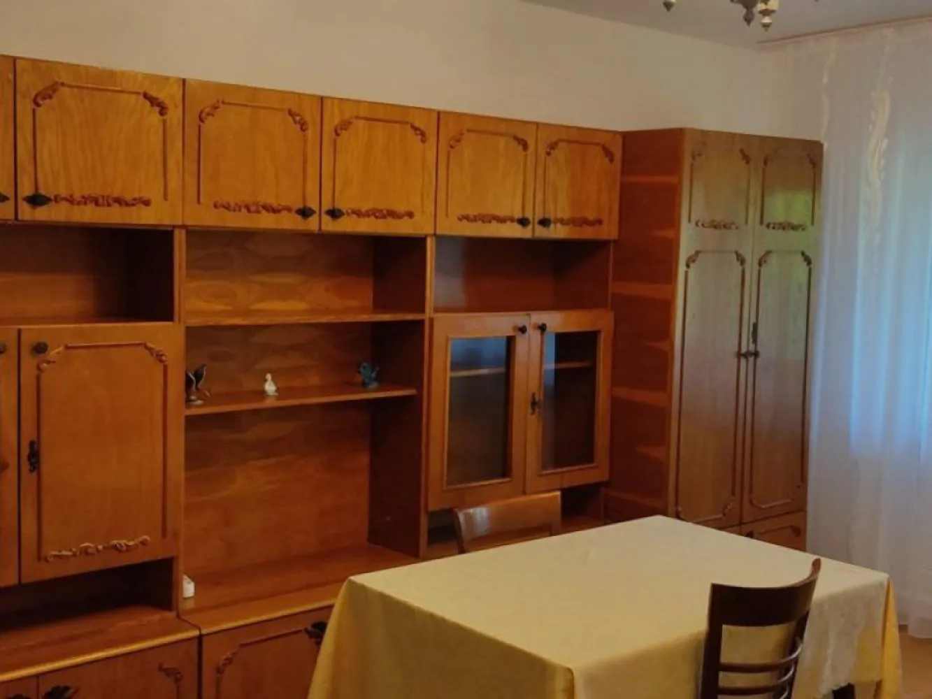 Apartament cu 2 camere decomandat - Piata Centrala - De inchiriat - Apartament cu 2 camere, decomandat, zona piața centrala, etaj 4/4, 54 mp, orientat către vest. Dotari - Centrala termica, mașina de spălat rufe, frigider, aragaz, Aer conditionat. Se închiriază pt termen lung, contract de minim 6 luni. Pretul chiriei este de 1600 ron/lunar La semnarea contractului se solicita plata primei chirii, 1600 ron garanție si 800 ron + tva comisionul agenției. Relatii la telefon: 0746.252.252 - Liliana Ene