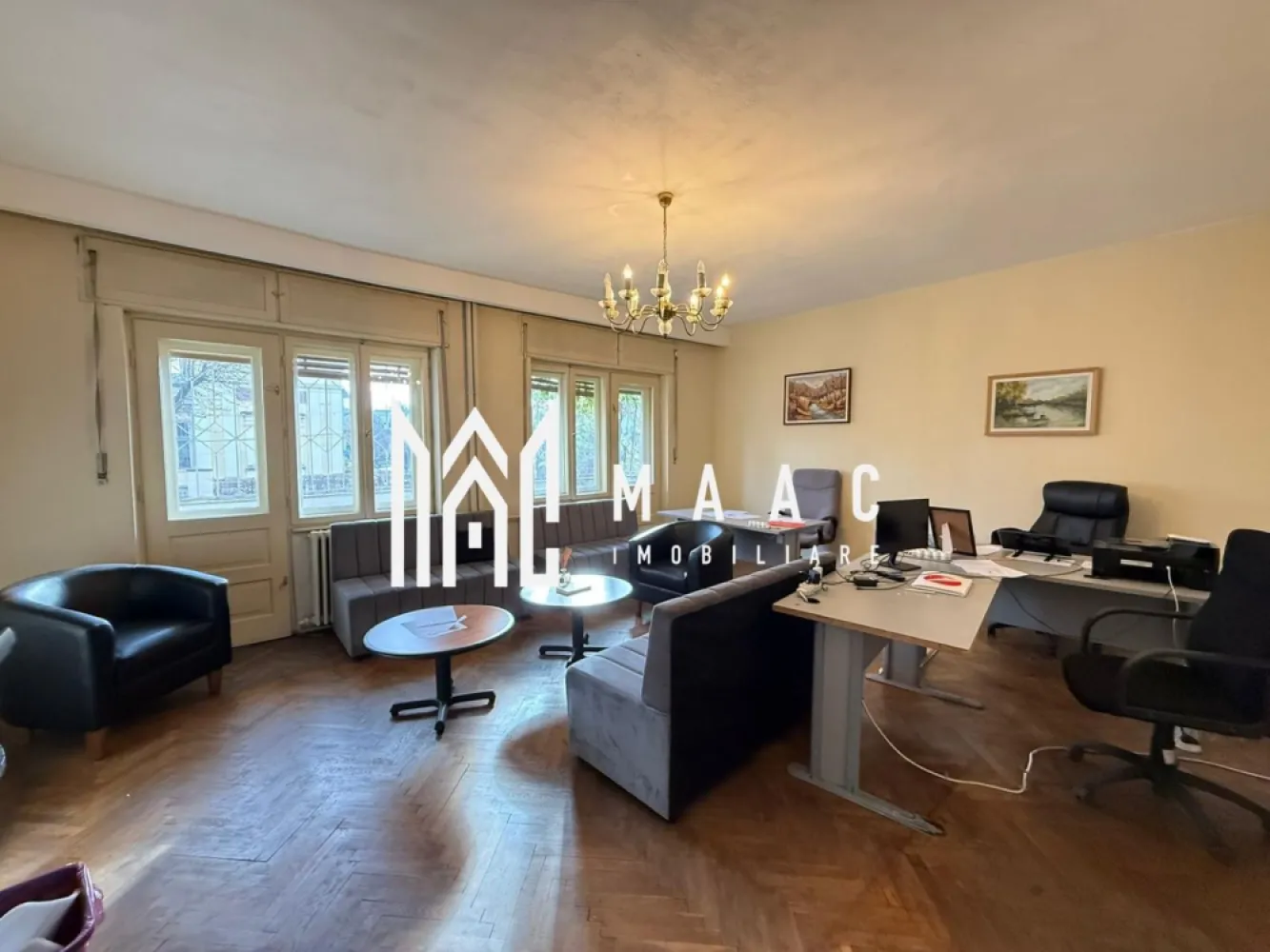 Apartament 3 camere la casa | Garaj | Balcon | Central - MAAC Imobiliare propune atentiei dumneavoastra un apartament cu 3 camere la casa, desfasurat pe 2 niveluri, amplasat in zona Centrala (la 10 minute de mers pe jos de centrul istoric - reper Strada Constantin Noica). Locuinta se poate renova de catre proprietar sau de catre chirias, dupa bunul plac si se rediscuta cuantumul chiriei. Apartamentul este configurat astfel - doua camere, bucatarie, baie cu geam, hol, camara, balcon, logie, la parter si o camera, baie cu geam, hol si balcon, la etajul 1. Orientarea este SUD-VEST, ceea ce ofera locuintei un plus de confort si luminozitate. Suprafata totala a terenului este de 170mp. Curtea este comuna cu inca un locatar. Aferent - garaj, pivnita si pod. Structura imobilului este solida si amplasamentul acestuia este avantajos, aflandu-se intr-o zona linistita de case. Incalzirea se face cu centrala proprie si calorifere. Contorizarea este separata. Se percepe garantie in cuantumul unei chirii lunare. Disponibilitate imediata. Pentru mai multe detalii specificati telefonic: CP2849512 }}