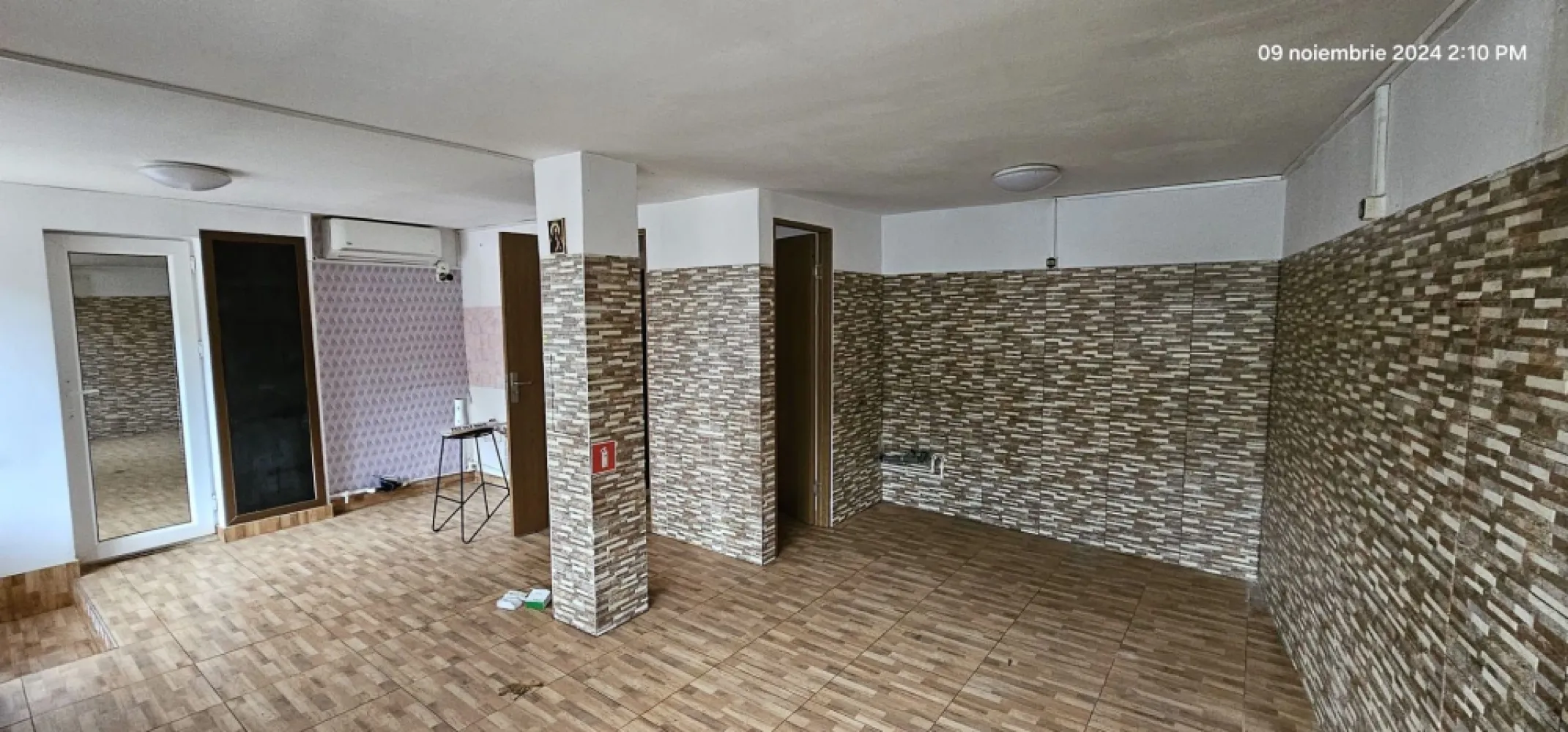 Spatiu comercial stradal - Siderurgistilor, str. Frunzei - oferta in exclusicitate - Spatiu de inchiriat, prezentat de agentia imobiliara Mag Invest, zona Siderurgistilor Vest - strada Frunzei, suprafata utila 36 mp, teren in proprietate, spatiul a functionat ca si magazin de cartier/aprozar, apoi pizzerie dar este pretabil si pentru alte activitati, grup sanitar propriu, curent electric monofazat. Pret chirie 1850 ron. La semnarea contractului se solicita si o garantie echivalenta de 1850 ron. Comisionul agentiei este de 75% din prima luna de chirie. Detalii suplimentare si programari la tel 0740949871 - Marian Ene }}