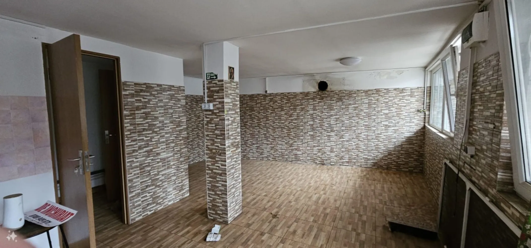 Spatiu comercial stradal - Siderurgistilor, str. Frunzei - oferta in exclusicitate - Spatiu de inchiriat, prezentat de agentia imobiliara Mag Invest, zona Siderurgistilor Vest - strada Frunzei, suprafata utila 36 mp, teren in proprietate, spatiul a functionat ca si magazin de cartier/aprozar, apoi pizzerie dar este pretabil si pentru alte activitati, grup sanitar propriu, curent electric monofazat. Pret chirie 1850 ron. La semnarea contractului se solicita si o garantie echivalenta de 1850 ron. Comisionul agentiei este de 75% din prima luna de chirie. Detalii suplimentare si programari la tel 0740949871 - Marian Ene }}