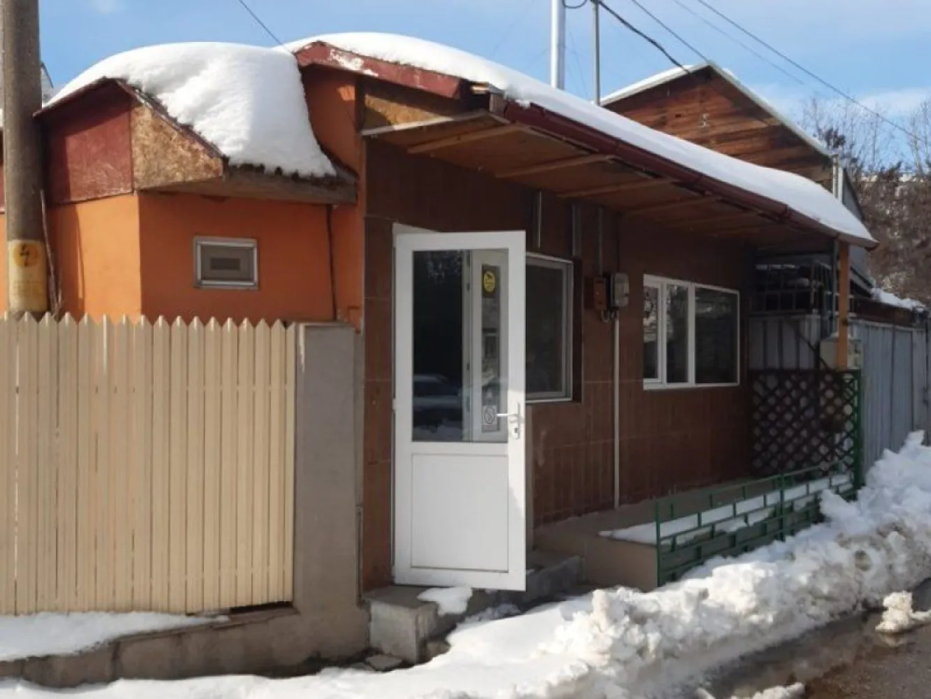 Spatiu comercial stradal - Siderurgistilor, str. Frunzei - oferta in exclusicitate - Spatiu de inchiriat, prezentat de agentia imobiliara Mag Invest, zona Siderurgistilor Vest - strada Frunzei, suprafata utila 36 mp, teren in proprietate, spatiul a functionat ca si magazin de cartier/aprozar, apoi pizzerie dar este pretabil si pentru alte activitati, grup sanitar propriu, curent electric monofazat. Pret chirie 1850 ron. La semnarea contractului se solicita si o garantie echivalenta de 1850 ron. Comisionul agentiei este de 75% din prima luna de chirie. Detalii suplimentare si programari la tel 0740949871 - Marian Ene }}