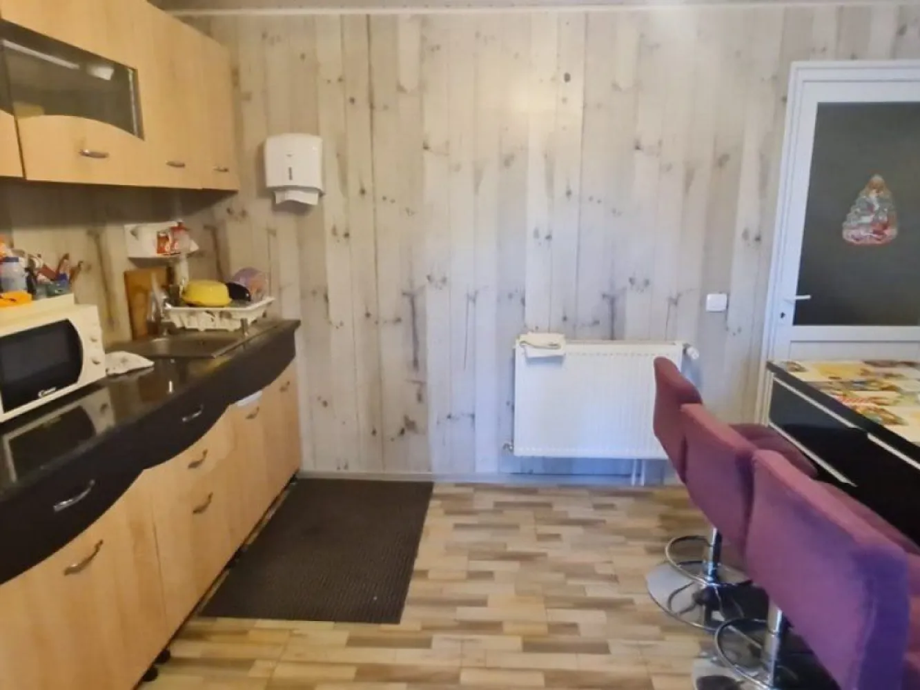 Vila P+1E+M - zona General - Micro 14 - Agentia imobiliara Mag Invest va propune pentru achizitie o vila P+1E+M, singur in curte, cu deschidere stradala 22 ml, suprafata contruita la sol 94mp si suprafata utila 188mp. Detalii imobil - foisor in curte - acoperis - tabla Lindab - compartimentare - 4 camere, trei grupuri sanitare, bucatarie, hol de acces - masarda de tip openspace - curte amenajata, pavata cu dale - gard din fier forjat Imobil este construit din caramida in anul 2009 si se afla intr-o zona linistita cu constructii individule (case), in spate la "General", peretii exteriori sunt termoizolati cu polistiren, tamplaria interioara si exterioara din PVC cu geam termopan, centrala termica, parchet laminat, gresie si faianta, toate finisajele facute cu gust pentru a-i asigura tot confortul necesar unei familii. Proprietatea se vinde asa cum se prezinta in imagini. Va recomandam vizioarea acestui imobil. Pret tranzactionare 235.000 euro, negociabil. Comisionul agentiei 1,5% din valoarea de tranzactionare.. Relatii suplimentare si programare pentru vizionare la nr. 0740949871, Marian Ene, consilier imobiliar. }}