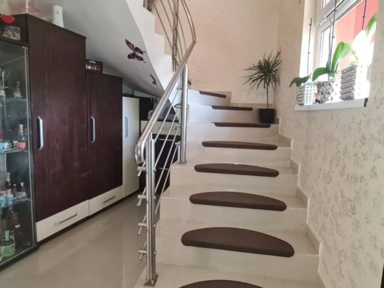 Vila P+1E+M - zona General - Micro 14 - Agentia imobiliara Mag Invest va propune pentru achizitie o vila P+1E+M, singur in curte, cu deschidere stradala 22 ml, suprafata contruita la sol 94mp si suprafata utila 188mp. Detalii imobil - foisor in curte - acoperis - tabla Lindab - compartimentare - 4 camere, trei grupuri sanitare, bucatarie, hol de acces - masarda de tip openspace - curte amenajata, pavata cu dale - gard din fier forjat Imobil este construit din caramida in anul 2009 si se afla intr-o zona linistita cu constructii individule (case), in spate la "General", peretii exteriori sunt termoizolati cu polistiren, tamplaria interioara si exterioara din PVC cu geam termopan, centrala termica, parchet laminat, gresie si faianta, toate finisajele facute cu gust pentru a-i asigura tot confortul necesar unei familii. Proprietatea se vinde asa cum se prezinta in imagini. Va recomandam vizioarea acestui imobil. Pret tranzactionare 235.000 euro, negociabil. Comisionul agentiei 1,5% din valoarea de tranzactionare.. Relatii suplimentare si programare pentru vizionare la nr. 0740949871, Marian Ene, consilier imobiliar. }}