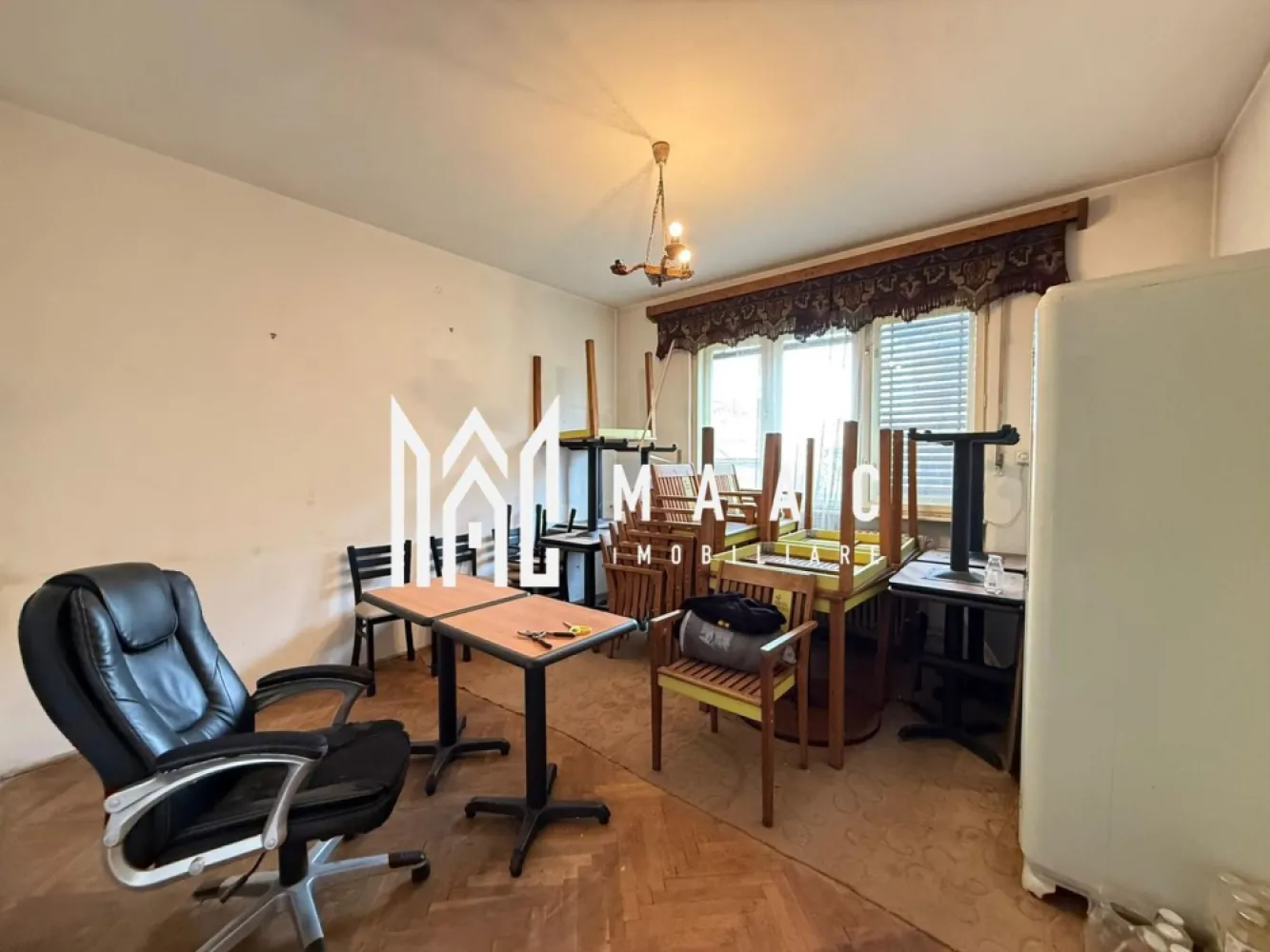 Apartament 3 camere la casa | Garaj | Balcon | Central - MAAC Imobiliare propune atentiei dumneavoastra un apartament cu 3 camere la casa, desfasurat pe 2 niveluri, amplasat in zona Centrala (la 10 minute de mers pe jos de centrul istoric - reper Strada Constantin Noica). Locuinta se poate renova de catre proprietar sau de catre chirias, dupa bunul plac si se rediscuta cuantumul chiriei. Apartamentul este configurat astfel - doua camere, bucatarie, baie cu geam, hol, camara, balcon, logie, la parter si o camera, baie cu geam, hol si balcon, la etajul 1. Orientarea este SUD-VEST, ceea ce ofera locuintei un plus de confort si luminozitate. Suprafata totala a terenului este de 170mp. Curtea este comuna cu inca un locatar. Aferent - garaj, pivnita si pod. Structura imobilului este solida si amplasamentul acestuia este avantajos, aflandu-se intr-o zona linistita de case. Incalzirea se face cu centrala proprie si calorifere. Contorizarea este separata. Se percepe garantie in cuantumul unei chirii lunare. Disponibilitate imediata. Pentru mai multe detalii specificati telefonic: CP2849512 }}