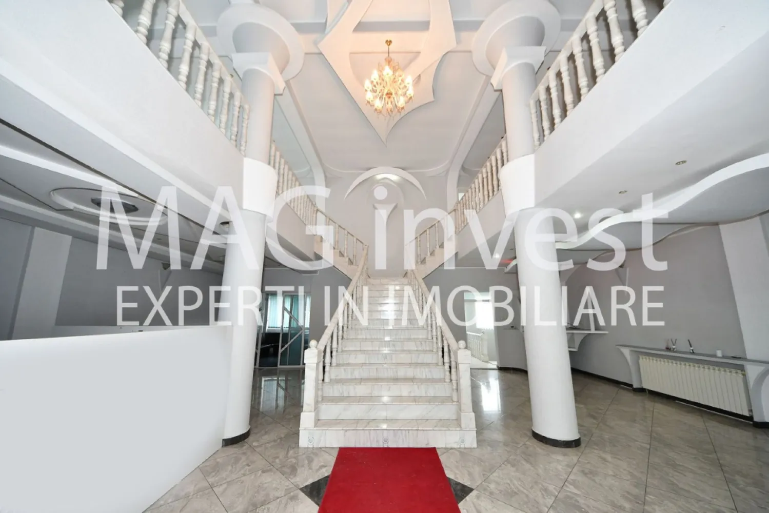 Exclusivitate - Vila P+2E - 15 camere, garaj - Mazepa 2, str. Al. Cernat - Vă prezentăm o proprietate de excepție situată pe strada Alexandru Cernat, într-o locație excelentă, în apropiere de prestigioasa clinică Hiperdia. Această vilă spațioasă și elegantă oferă confort și versatilitate pentru locuință sau activități comerciale. Detalii proprietate: Suprafață desfășurată: 1000 mp Compartimentare: demisol, parter, etaj 1 și mansardă Camere: 15 spațioase și luminoase Grupuri sanitare: 3, moderne și funcționale Confort: aer condiționat și centrală termică proprie pentru încălzire eficientă Construcție: an 1995, acoperiș din tablă Lindab Izolație: tâmplărie termopan Finisaje: gresie, faianță, parchet laminat Curte: frumos amenajată, ideală pentru relaxare și petrecere a timpului liber Gard: zidărie solidă Această proprietate dispune de un garaj la demisol, asigurând spațiu pentru parcare și depozitare. Cu o destinație flexibilă, este perfectă atât pentru locuință, cât și pentru diverse activități comerciale. Preț: 520.000 euro, negociabil Comision agenție: 1,5% din valoarea tranzacției + TVA Oferta este disponibilă în exclusivitate, garantând o colaborare profesionistă și eficientă. Pentru mai multe detalii și programarea unei vizionări, contactați-ne la: Telefon: 0740.949.871 – Marian Ene, consilier imobiliar Mag Invest Vă invităm să descoperiți această oportunitate unică!