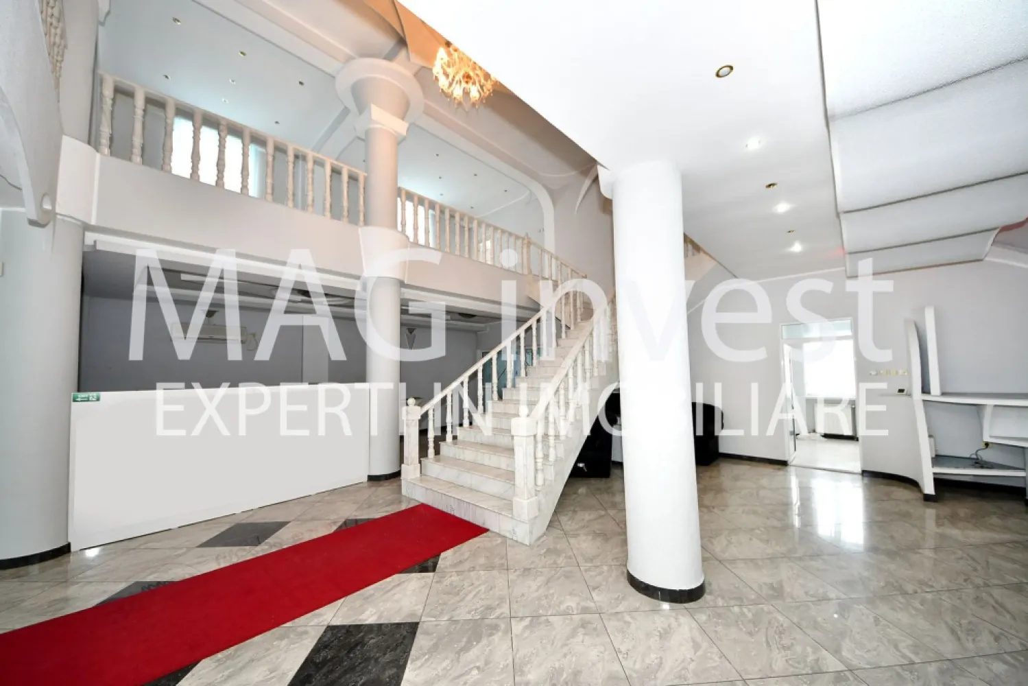 Exclusivitate - Vila P+2E - 15 camere, garaj - Mazepa 2, str. Al. Cernat - Vă prezentăm o proprietate de excepție situată pe strada Alexandru Cernat, într-o locație excelentă, în apropiere de prestigioasa clinică Hiperdia. Această vilă spațioasă și elegantă oferă confort și versatilitate pentru locuință sau activități comerciale. Detalii proprietate: Suprafață desfășurată: 1000 mp Compartimentare: demisol, parter, etaj 1 și mansardă Camere: 15 spațioase și luminoase Grupuri sanitare: 3, moderne și funcționale Confort: aer condiționat și centrală termică proprie pentru încălzire eficientă Construcție: an 1995, acoperiș din tablă Lindab Izolație: tâmplărie termopan Finisaje: gresie, faianță, parchet laminat Curte: frumos amenajată, ideală pentru relaxare și petrecere a timpului liber Gard: zidărie solidă Această proprietate dispune de un garaj la demisol, asigurând spațiu pentru parcare și depozitare. Cu o destinație flexibilă, este perfectă atât pentru locuință, cât și pentru diverse activități comerciale. Preț: 520.000 euro, negociabil Comision agenție: 1,5% din valoarea tranzacției + TVA Oferta este disponibilă în exclusivitate, garantând o colaborare profesionistă și eficientă. Pentru mai multe detalii și programarea unei vizionări, contactați-ne la: Telefon: 0740.949.871 – Marian Ene, consilier imobiliar Mag Invest Vă invităm să descoperiți această oportunitate unică! }}