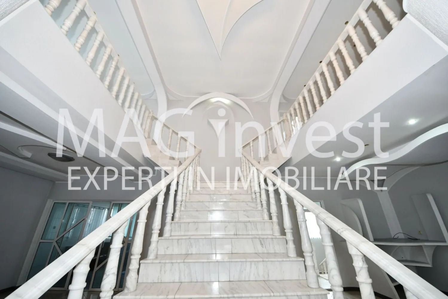 Exclusivitate - Vila P+2E - 15 camere, garaj - Mazepa 2, str. Al. Cernat - Vă prezentăm o proprietate de excepție situată pe strada Alexandru Cernat, într-o locație excelentă, în apropiere de prestigioasa clinică Hiperdia. Această vilă spațioasă și elegantă oferă confort și versatilitate pentru locuință sau activități comerciale. Detalii proprietate: Suprafață desfășurată: 1000 mp Compartimentare: demisol, parter, etaj 1 și mansardă Camere: 15 spațioase și luminoase Grupuri sanitare: 3, moderne și funcționale Confort: aer condiționat și centrală termică proprie pentru încălzire eficientă Construcție: an 1995, acoperiș din tablă Lindab Izolație: tâmplărie termopan Finisaje: gresie, faianță, parchet laminat Curte: frumos amenajată, ideală pentru relaxare și petrecere a timpului liber Gard: zidărie solidă Această proprietate dispune de un garaj la demisol, asigurând spațiu pentru parcare și depozitare. Cu o destinație flexibilă, este perfectă atât pentru locuință, cât și pentru diverse activități comerciale. Preț: 520.000 euro, negociabil Comision agenție: 1,5% din valoarea tranzacției + TVA Oferta este disponibilă în exclusivitate, garantând o colaborare profesionistă și eficientă. Pentru mai multe detalii și programarea unei vizionări, contactați-ne la: Telefon: 0740.949.871 – Marian Ene, consilier imobiliar Mag Invest Vă invităm să descoperiți această oportunitate unică! }}