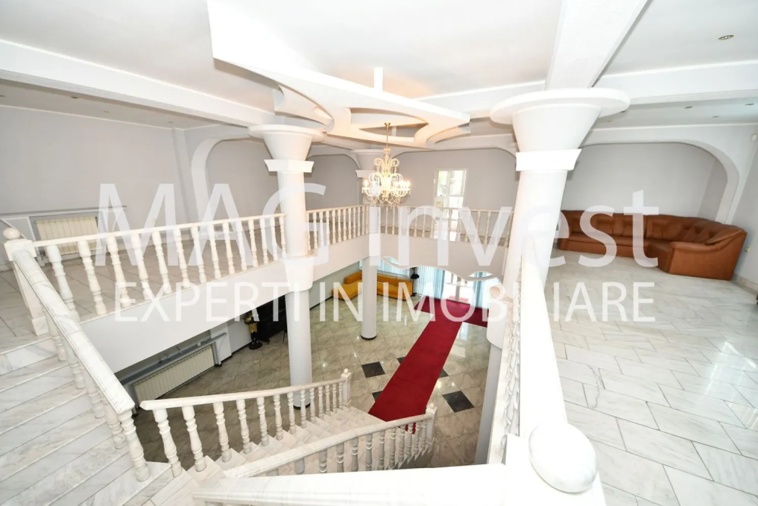 Exclusivitate - Vila P+2E - 15 camere, garaj - Mazepa 2, str. Al. Cernat - Vă prezentăm o proprietate de excepție situată pe strada Alexandru Cernat, într-o locație excelentă, în apropiere de prestigioasa clinică Hiperdia. Această vilă spațioasă și elegantă oferă confort și versatilitate pentru locuință sau activități comerciale. Detalii proprietate: Suprafață desfășurată: 1000 mp Compartimentare: demisol, parter, etaj 1 și mansardă Camere: 15 spațioase și luminoase Grupuri sanitare: 3, moderne și funcționale Confort: aer condiționat și centrală termică proprie pentru încălzire eficientă Construcție: an 1995, acoperiș din tablă Lindab Izolație: tâmplărie termopan Finisaje: gresie, faianță, parchet laminat Curte: frumos amenajată, ideală pentru relaxare și petrecere a timpului liber Gard: zidărie solidă Această proprietate dispune de un garaj la demisol, asigurând spațiu pentru parcare și depozitare. Cu o destinație flexibilă, este perfectă atât pentru locuință, cât și pentru diverse activități comerciale. Preț: 520.000 euro, negociabil Comision agenție: 1,5% din valoarea tranzacției + TVA Oferta este disponibilă în exclusivitate, garantând o colaborare profesionistă și eficientă. Pentru mai multe detalii și programarea unei vizionări, contactați-ne la: Telefon: 0740.949.871 – Marian Ene, consilier imobiliar Mag Invest Vă invităm să descoperiți această oportunitate unică! }}
