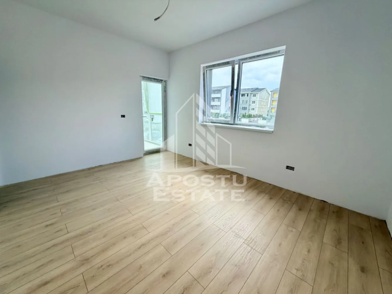 Apartament cu 2 camere, decomandat, etaj 1, zona Planetelor - APOSTU ESTATE va ofera spre vanzare un apartament cu 2 camere, decomandat, situat la etaj intermediar in zona Planetelor din Giroc.
Dispune de o suprafata utila de 58 mp + balcon inchis de aproximativ 5 mp fiecare.
Confortul termic se realizeaza cu ajutorul centralei proprii pe gaz cu incalzire in pardoseala.
1 loc de parcare.
Regimul de inaltime al blocului este P+2+M
Geamuri tripan de la Gealan, usi Klassen.
Pe etaj sunt 3 apartamente.
Acoperis de tigla de beton, pod izolat.

Compartimentare:
- living
- bucatarie inchisa
- baie
- dormitor
- balcon

Pretul este 104.400 euro negociabil
Va asteptam cu drag la o vizionare!
CP 3200614