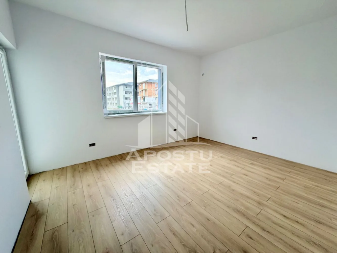 Apartament cu 2 camere, decomandat, etaj 1, zona Planetelor - APOSTU ESTATE va ofera spre vanzare un apartament cu 2 camere, decomandat, situat la etaj intermediar in zona Planetelor din Giroc.
Dispune de o suprafata utila de 58 mp + balcon inchis de aproximativ 5 mp fiecare.
Confortul termic se realizeaza cu ajutorul centralei proprii pe gaz cu incalzire in pardoseala.
1 loc de parcare.
Regimul de inaltime al blocului este P+2+M
Geamuri tripan de la Gealan, usi Klassen.
Pe etaj sunt 3 apartamente.
Acoperis de tigla de beton, pod izolat.

Compartimentare:
- living
- bucatarie inchisa
- baie
- dormitor
- balcon

Pretul este 104.400 euro negociabil
Va asteptam cu drag la o vizionare!
CP 3200614