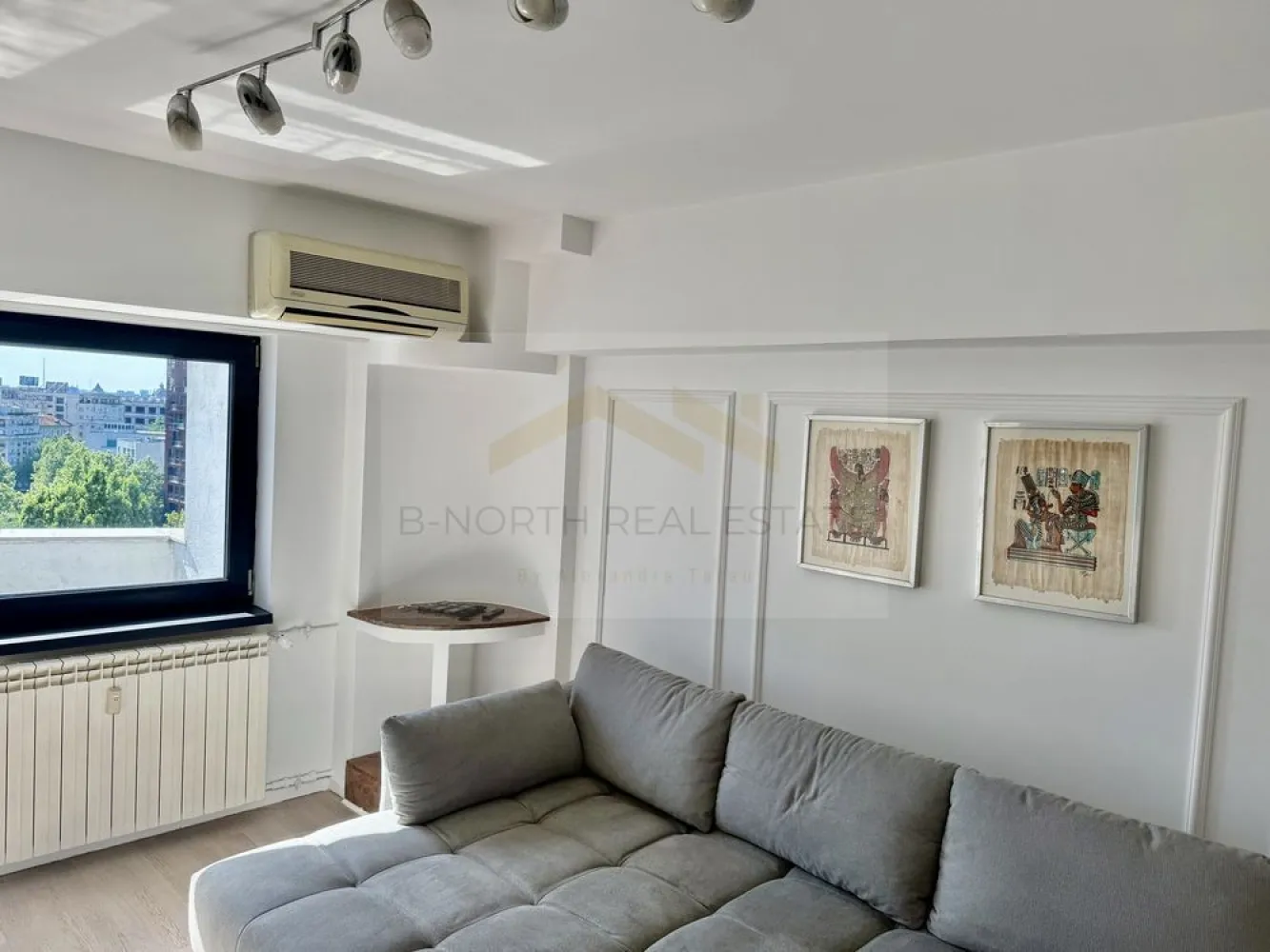 Penthouse 4 camere de închiriat | Unirii – Mircea Vodă | 127 mp | Terasă - B-North Real Estate vă propune spre închiriere un penthouse spectaculos, dispus pe două niveluri, situat pe Bulevardul Mircea Vodă, la intersecția cu Bulevardul Unirii, vis-a-vis de Tribunalul București și Hotel Mercure.
Apartamentul este amplasat la etajele 8 și 9, are o suprafață generoasă de 127 mp și beneficiază de o terasă spațioasă, balcoane la fiecare cameră și priveliști panoramice către Palatul Parlamentului, Catedrala Mântuirii Neamului și centrul Capitalei.

Caracteristici principale:

Penthouse dispus pe două niveluri
127 mp utili
Compartimentare decomandată
Etajele 8 și 9
Terasă generoasă
Balcon la fiecare încăpere
Se închiriază semimobilat
Disponibil imediat

Dotări și beneficii:

Aer condiționat în fiecare cameră
Pardoseală din lemn triplu stratificat
Ferestre tripan de înaltă performanță
Bucătărie complet utilată
Băi finisate cu marmură albă și granit
Obiecte sanitare Villeroy & Boch
Scară interioară din granit
Lift modern și silențios
Apartament recent renovat

Avantaje locație:

Bulevardul Mircea Vodă, colț cu Bulevardul Unirii
Vis-a-vis de Tribunalul București și Hotel Mercure
Acces rapid către Piața Unirii și centrul orașului
Restaurante, cafenele, magazine și mijloace de transport în imediata apropiere
Parcare la liber în fața imobilului

Potrivit pentru:

Locuință
Expați
Manageri
Profesioniști care își doresc un apartament premium în centrul Bucureștiului

Preț și condiții:

Chirie: 1.200 euro/lună – negociabil

Pentru informații suplimentare și programarea unei vizionări, contactați B-North Real Estate.
