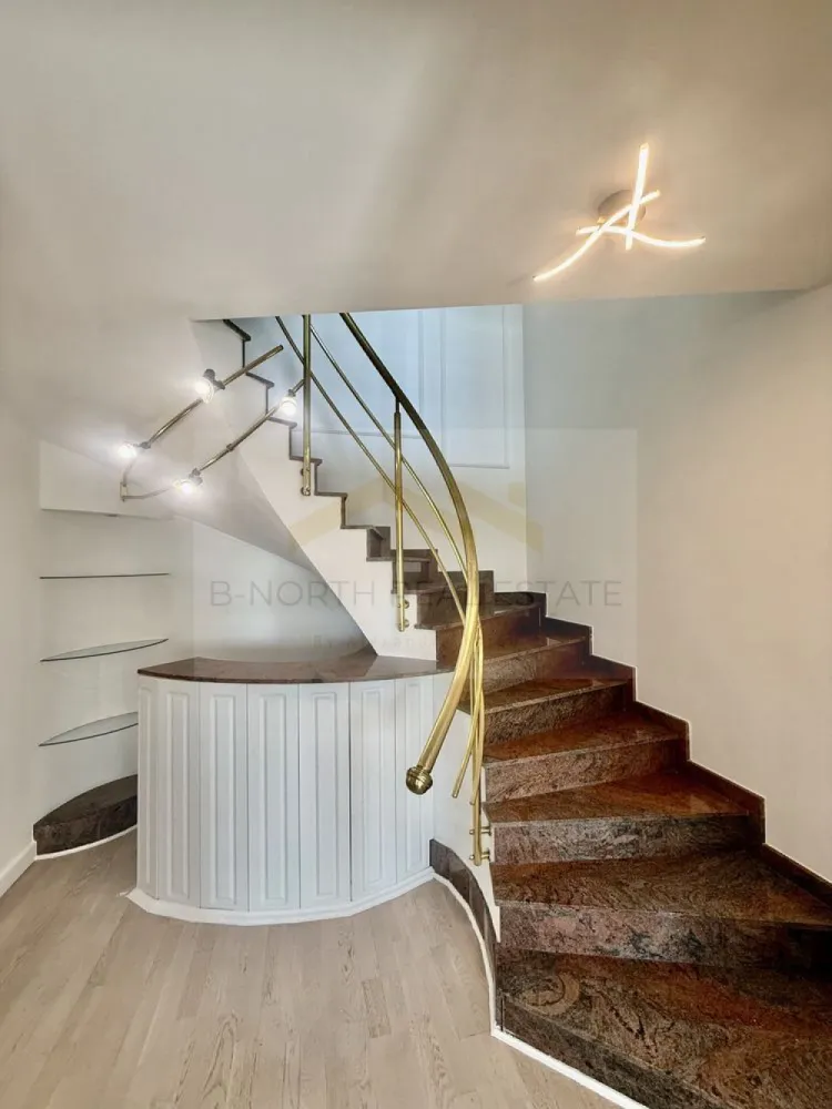 Penthouse 4 camere de închiriat | Unirii – Mircea Vodă | 127 mp | Terasă - B-North Real Estate vă propune spre închiriere un penthouse spectaculos, dispus pe două niveluri, situat pe Bulevardul Mircea Vodă, la intersecția cu Bulevardul Unirii, vis-a-vis de Tribunalul București și Hotel Mercure.
Apartamentul este amplasat la etajele 8 și 9, are o suprafață generoasă de 127 mp și beneficiază de o terasă spațioasă, balcoane la fiecare cameră și priveliști panoramice către Palatul Parlamentului, Catedrala Mântuirii Neamului și centrul Capitalei.

Caracteristici principale:

Penthouse dispus pe două niveluri
127 mp utili
Compartimentare decomandată
Etajele 8 și 9
Terasă generoasă
Balcon la fiecare încăpere
Se închiriază semimobilat
Disponibil imediat

Dotări și beneficii:

Aer condiționat în fiecare cameră
Pardoseală din lemn triplu stratificat
Ferestre tripan de înaltă performanță
Bucătărie complet utilată
Băi finisate cu marmură albă și granit
Obiecte sanitare Villeroy & Boch
Scară interioară din granit
Lift modern și silențios
Apartament recent renovat

Avantaje locație:

Bulevardul Mircea Vodă, colț cu Bulevardul Unirii
Vis-a-vis de Tribunalul București și Hotel Mercure
Acces rapid către Piața Unirii și centrul orașului
Restaurante, cafenele, magazine și mijloace de transport în imediata apropiere
Parcare la liber în fața imobilului

Potrivit pentru:

Locuință
Expați
Manageri
Profesioniști care își doresc un apartament premium în centrul Bucureștiului

Preț și condiții:

Chirie: 1.200 euro/lună – negociabil

Pentru informații suplimentare și programarea unei vizionări, contactați B-North Real Estate.