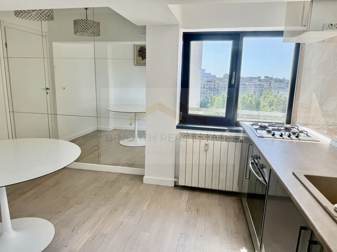 Penthouse 4 camere de închiriat | Unirii – Mircea Vodă | 127 mp | Terasă - B-North Real Estate vă propune spre închiriere un penthouse spectaculos, dispus pe două niveluri, situat pe Bulevardul Mircea Vodă, la intersecția cu Bulevardul Unirii, vis-a-vis de Tribunalul București și Hotel Mercure.
Apartamentul este amplasat la etajele 8 și 9, are o suprafață generoasă de 127 mp și beneficiază de o terasă spațioasă, balcoane la fiecare cameră și priveliști panoramice către Palatul Parlamentului, Catedrala Mântuirii Neamului și centrul Capitalei.

Caracteristici principale:

Penthouse dispus pe două niveluri
127 mp utili
Compartimentare decomandată
Etajele 8 și 9
Terasă generoasă
Balcon la fiecare încăpere
Se închiriază semimobilat
Disponibil imediat

Dotări și beneficii:

Aer condiționat în fiecare cameră
Pardoseală din lemn triplu stratificat
Ferestre tripan de înaltă performanță
Bucătărie complet utilată
Băi finisate cu marmură albă și granit
Obiecte sanitare Villeroy & Boch
Scară interioară din granit
Lift modern și silențios
Apartament recent renovat

Avantaje locație:

Bulevardul Mircea Vodă, colț cu Bulevardul Unirii
Vis-a-vis de Tribunalul București și Hotel Mercure
Acces rapid către Piața Unirii și centrul orașului
Restaurante, cafenele, magazine și mijloace de transport în imediata apropiere
Parcare la liber în fața imobilului

Potrivit pentru:

Locuință
Expați
Manageri
Profesioniști care își doresc un apartament premium în centrul Bucureștiului

Preț și condiții:

Chirie: 1.200 euro/lună – negociabil

Pentru informații suplimentare și programarea unei vizionări, contactați B-North Real Estate.