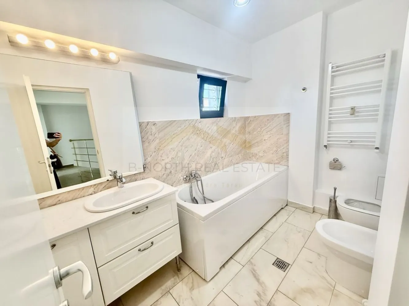 Penthouse 4 camere de închiriat | Unirii – Mircea Vodă | 127 mp | Terasă - B-North Real Estate vă propune spre închiriere un penthouse spectaculos, dispus pe două niveluri, situat pe Bulevardul Mircea Vodă, la intersecția cu Bulevardul Unirii, vis-a-vis de Tribunalul București și Hotel Mercure.
Apartamentul este amplasat la etajele 8 și 9, are o suprafață generoasă de 127 mp și beneficiază de o terasă spațioasă, balcoane la fiecare cameră și priveliști panoramice către Palatul Parlamentului, Catedrala Mântuirii Neamului și centrul Capitalei.

Caracteristici principale:

Penthouse dispus pe două niveluri
127 mp utili
Compartimentare decomandată
Etajele 8 și 9
Terasă generoasă
Balcon la fiecare încăpere
Se închiriază semimobilat
Disponibil imediat

Dotări și beneficii:

Aer condiționat în fiecare cameră
Pardoseală din lemn triplu stratificat
Ferestre tripan de înaltă performanță
Bucătărie complet utilată
Băi finisate cu marmură albă și granit
Obiecte sanitare Villeroy & Boch
Scară interioară din granit
Lift modern și silențios
Apartament recent renovat

Avantaje locație:

Bulevardul Mircea Vodă, colț cu Bulevardul Unirii
Vis-a-vis de Tribunalul București și Hotel Mercure
Acces rapid către Piața Unirii și centrul orașului
Restaurante, cafenele, magazine și mijloace de transport în imediata apropiere
Parcare la liber în fața imobilului

Potrivit pentru:

Locuință
Expați
Manageri
Profesioniști care își doresc un apartament premium în centrul Bucureștiului

Preț și condiții:

Chirie: 1.200 euro/lună – negociabil

Pentru informații suplimentare și programarea unei vizionări, contactați B-North Real Estate.
