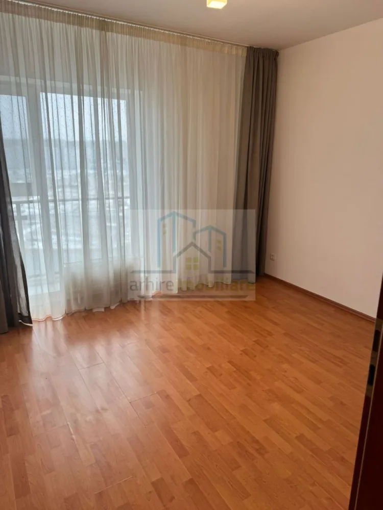 Apartament 2 camere – Titan Auchan | Parcare inclusă | - Agentia ArhireImobiliare va propune spre achiziție un apartament modern cu 2 camere, situat la etajul 4 din 11, într-un imobil construit în 2009, parte dintr-un complex rezidențial cu pază permanentă. Cu o suprafață utilă de 55,41 mp + balcon 3,12 mp, proprietatea oferă o compartimentare echilibrată și funcțională, ideală atât pentru locuire, cât și pentru investiție. Living generos – 23,89 mp Dormitor confortabil – 11,71 mp Bucătărie separată Baie cu dimensiuni optime Hol spațios + debara pentru depozitare Balcon – 3,12 mp Loc de parcare suprateran inclus Avantaje competitive: ✔ Etaj intermediar – 4/11 ✔ Doar 4 apartamente pe palier (intimitate sporită) ✔ Complex securizat – pază permanentă ✔ Construcție 2009 ✔ Complet mobilat și utilat – se vinde „la cheie” ✔ Ideal pentru rezidență sau investiție cu randament imediat Acest apartament se diferențiază prin livingul amplu, rar întâlnit la această categorie, și prin faptul că oferă un pachet complet: locație urbană, siguranță, parcare inclusă și disponibilitate imediată. Apartamentul mai necesita mici reparatii pe la parchet. Pretul de vanzare este de 111.800 Euro Usor Negociabil. Se accepta credit. Va asteptam la vizionare