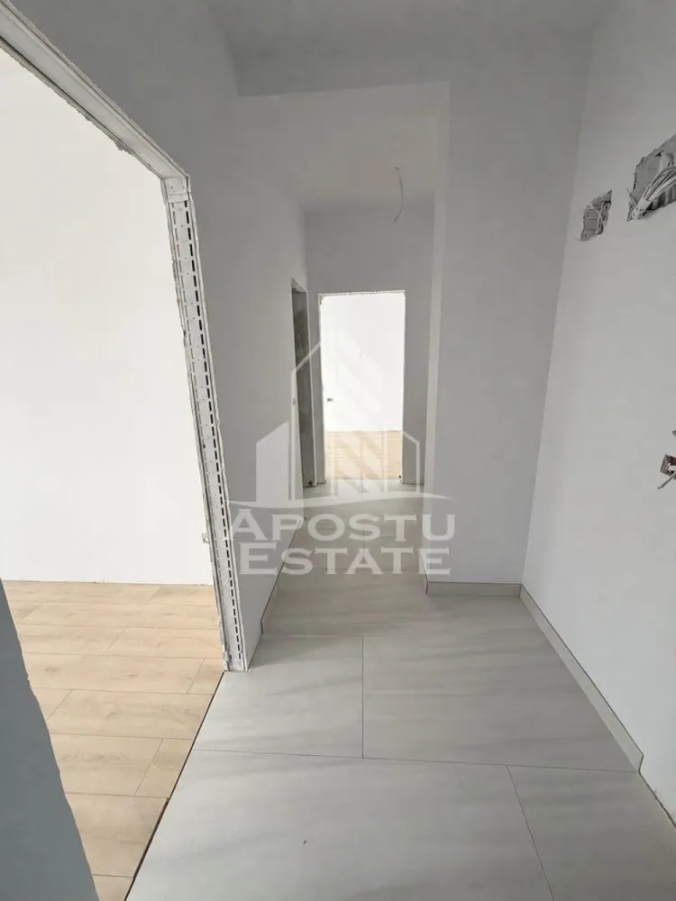 Apartament cu 2 camere, etaj 2, decomandat, zona Planetelor - APOSTU ESTATE va ofera spre vanzare un apartament cu 2 camere, decomandat, situat la parter, in zona Planetelor din Giroc, judetul Timis.
Dispune de o suprafata utila de 53 mp + balcon inchis de aproximativ 5 mp fiecare.
Confortul termic se realizeaza cu ajutorul centralei proprii pe gaz cu incalzire in pardoseala.
1 loc de parcare.
Regimul de inaltime al blocului este P+2+M
Geamuri tripan de la Gealan, usi Klassen.
Pe etaj sunt 3 apartamente.
Acoperis de tigla de beton, pod izolat.
Vecinatati: Lidl, Mega Image, statie autobuz, sala fitness, farmacie, Profi non stop, Kik, Pepco, etc

Compartimentare:
- living
- bucatarie inchisa
- baie
- dormitor
- balcon

Pretul este 95.400 euro negociabil
Te astept cu drag la o vizionare si poti deveni chiar tu noul proprietar al acestui apartament.
CP 3200615