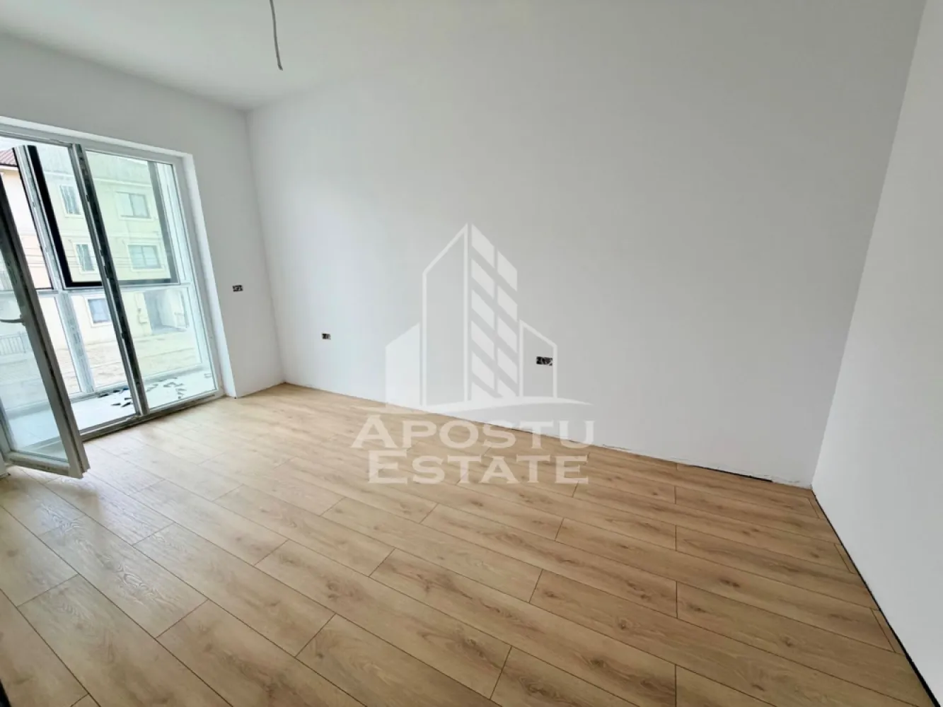 Apartament cu 2 camere, etaj 2, decomandat, zona Planetelor - APOSTU ESTATE va ofera spre vanzare un apartament cu 2 camere, decomandat, situat la parter, in zona Planetelor din Giroc, judetul Timis.
Dispune de o suprafata utila de 53 mp + balcon inchis de aproximativ 5 mp fiecare.
Confortul termic se realizeaza cu ajutorul centralei proprii pe gaz cu incalzire in pardoseala.
1 loc de parcare.
Regimul de inaltime al blocului este P+2+M
Geamuri tripan de la Gealan, usi Klassen.
Pe etaj sunt 3 apartamente.
Acoperis de tigla de beton, pod izolat.
Vecinatati: Lidl, Mega Image, statie autobuz, sala fitness, farmacie, Profi non stop, Kik, Pepco, etc

Compartimentare:
- living
- bucatarie inchisa
- baie
- dormitor
- balcon

Pretul este 95.400 euro negociabil
Te astept cu drag la o vizionare si poti deveni chiar tu noul proprietar al acestui apartament.
CP 3200615