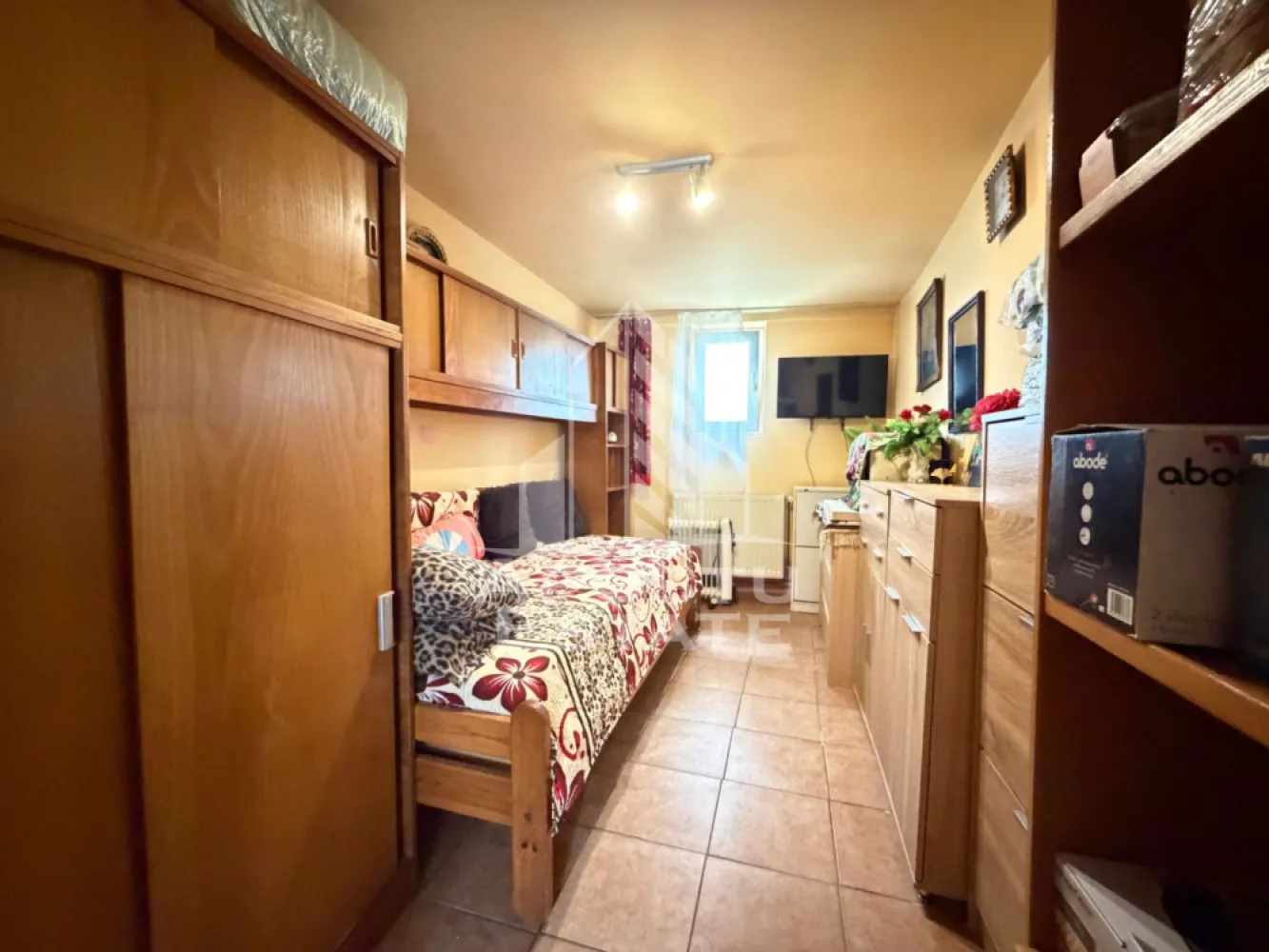 Apartament cu 2 camere la curte comuna, in zona Fabric, Timisoara - Apostu Estate va ofera spre vanzare un apartament cu 2 camere, situat la doar cateva minute de centrul orasului, in zona bisericii , zona Fabric, localitatea Timisoara, judetul Timis.

Apartamentul dispune de aproximativ 60 mp, se regaseste la curte comuna cu alte 5 apartamente.

Confortul termic este realizat prin intermediul centralei proprii pe curent si a aparatului de aer conditionat.

Compartimentare: hol de acces de unde avem intrarea spre; bucatarie, camera, baie, din baie se face accesul spre a doua camera.
Baia are boiler.
Acesta beneficiaza de o anexa in curte care urmeaza sa fie intabulata.
Exista posibilitatea de mansardare. 

In apropierea imobilului se afla Piata Traian, Fosta fabrica de bere, Parcul Regina Maria.

Apartamentul se vinde partial mobilat.

Agentia imobiliara Apostu Estate va asteapta cu drag la o vizionare astfel incat tu sa devi noul proprietar al acestui apartament.
ID Intern: CP3200634!