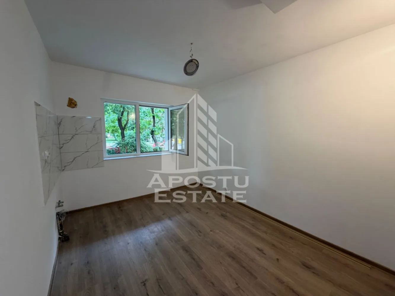 Garsoniera de vanzare , Zona Lipovei , Timisoara - Agentia imobiliara, Apostu Estate, va propune spre vanzare o garsoniera situata la parter la un bloc format din 4 etaje, aflat în zona Lipovei din Timisoara

Actualul proprietar a renovat complet garsoniera.

Garsoniera are o suprafata utilă de 14 mp ,compartimentata astfel :
- 1 camera
- 1 chicineta 
- 1 baie

Confort termic: apa calda pe boiler Mențiune: Teava de gaz este trasă în casă, dar este oprită momentan (posibilitate de reconectare).”

Garsoniera se preda nemobilata , conform pozelor

Amplasarea imobilului oferă acces facil către punctele cu interes major din zona precum mijloacele de transport in comun , magazine , Iulius Mall sau unitati de învatamant .

Oferim consultanta gratuita cu privire la obtinerea creditelor bancare pentru achizitii imobiliare .

Nu ezitati sa ne contactati pentru stabilirea unei vizionari sau alte detalii suplimentare .

ID intern : CP3199728
