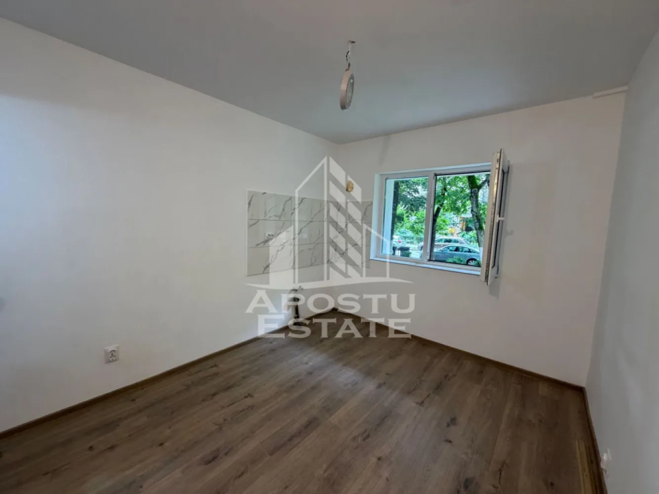 Garsoniera de vanzare , Zona Lipovei , Timisoara - Agentia imobiliara, Apostu Estate, va propune spre vanzare o garsoniera situata la parter la un bloc format din 4 etaje, aflat în zona Lipovei din Timisoara

Actualul proprietar a renovat complet garsoniera.

Garsoniera are o suprafata utilă de 14 mp ,compartimentata astfel :
- 1 camera
- 1 chicineta 
- 1 baie

Confort termic: apa calda pe boiler Mențiune: Teava de gaz este trasă în casă, dar este oprită momentan (posibilitate de reconectare).”

Garsoniera se preda nemobilata , conform pozelor

Amplasarea imobilului oferă acces facil către punctele cu interes major din zona precum mijloacele de transport in comun , magazine , Iulius Mall sau unitati de învatamant .

Oferim consultanta gratuita cu privire la obtinerea creditelor bancare pentru achizitii imobiliare .

Nu ezitati sa ne contactati pentru stabilirea unei vizionari sau alte detalii suplimentare .

ID intern : CP3199728
