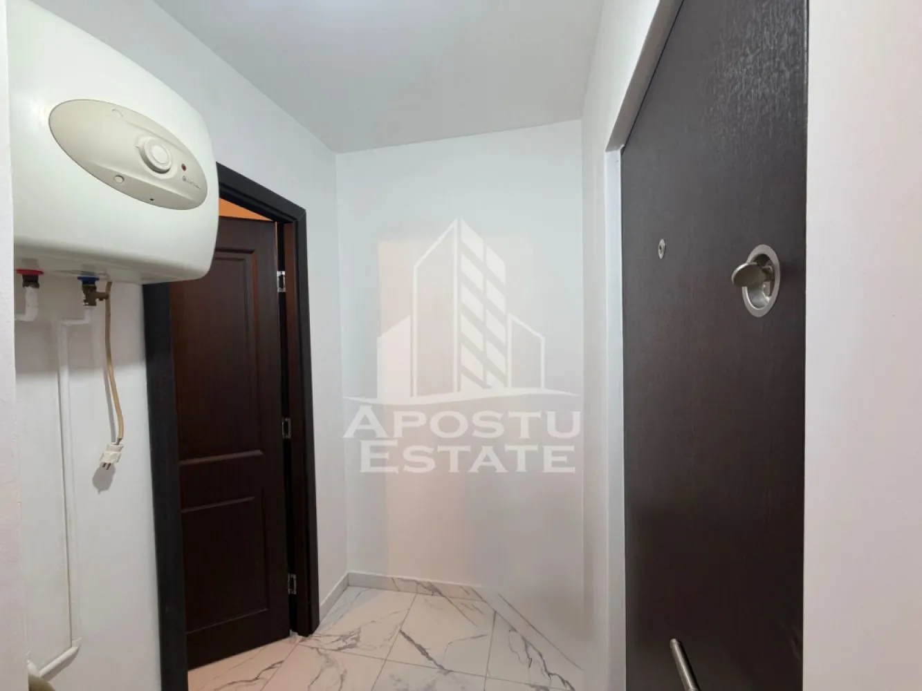 Garsoniera de vanzare , Zona Lipovei , Timisoara - Agentia imobiliara, Apostu Estate, va propune spre vanzare o garsoniera situata la parter la un bloc format din 4 etaje, aflat în zona Lipovei din Timisoara

Actualul proprietar a renovat complet garsoniera.

Garsoniera are o suprafata utilă de 14 mp ,compartimentata astfel :
- 1 camera
- 1 chicineta 
- 1 baie

Confort termic: apa calda pe boiler Mențiune: Teava de gaz este trasă în casă, dar este oprită momentan (posibilitate de reconectare).”

Garsoniera se preda nemobilata , conform pozelor

Amplasarea imobilului oferă acces facil către punctele cu interes major din zona precum mijloacele de transport in comun , magazine , Iulius Mall sau unitati de învatamant .

Oferim consultanta gratuita cu privire la obtinerea creditelor bancare pentru achizitii imobiliare .

Nu ezitati sa ne contactati pentru stabilirea unei vizionari sau alte detalii suplimentare .

ID intern : CP3199728