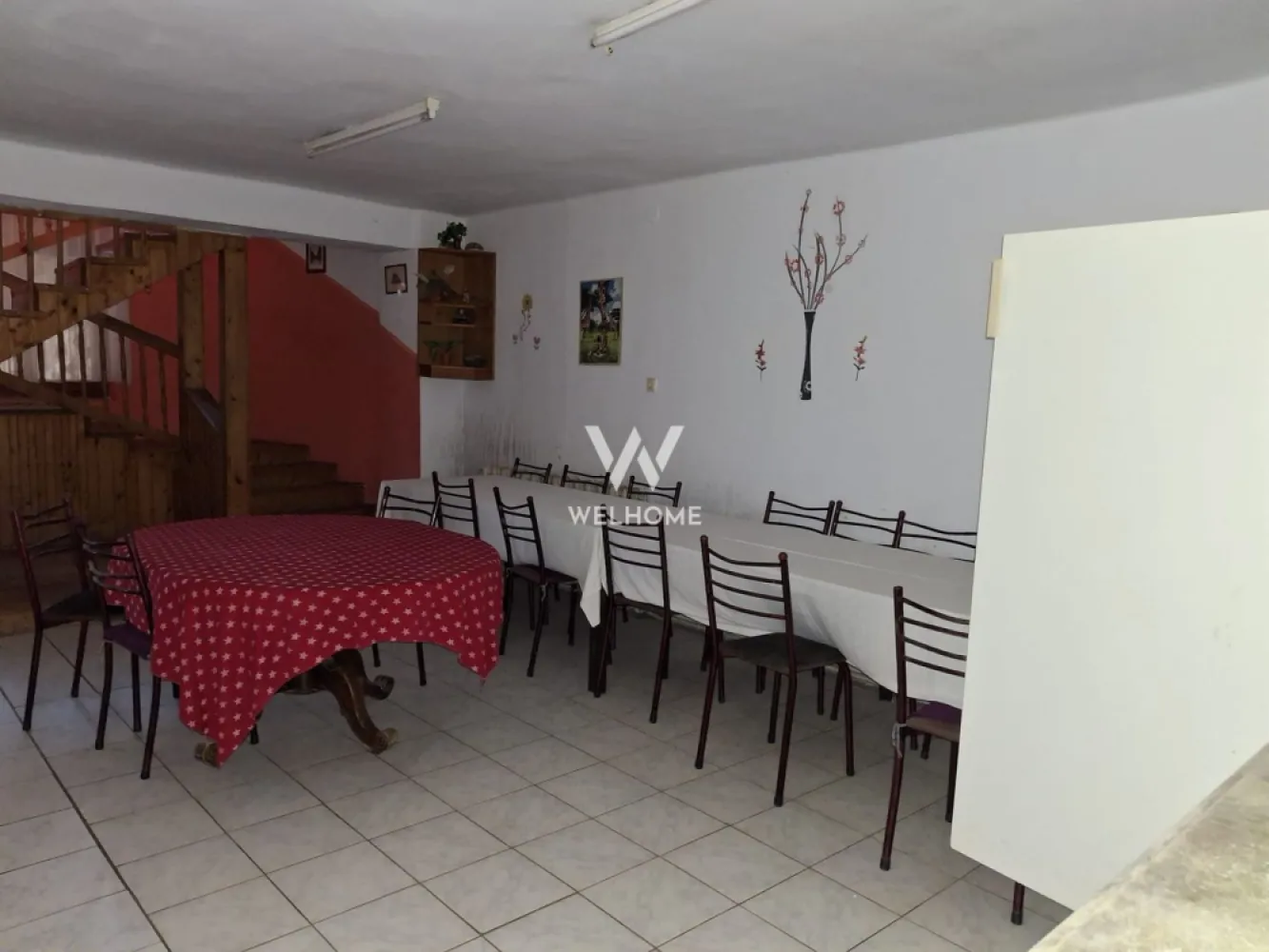 Casa cu 15 camere de vanzare in Bazna, Sibiu ( azil, pensiune) - Situată într-una dintre cele mai promiţătoare zone turistice şi balneare din judeţul Sibiu, această proprietate oferă teren generos şi clădire spaţioasă, ideală pentru proiecte cu valoare adăugată comercială sau socială.
Detalii proprietate
– Teren în suprafaţă de 1.400 mp, pe care este construit un imobil de 636 mp.
– Clădirea principală are 15 camere, dintre care 11 dormitoare, plus: 2 bucătării, 4 băi, 2 livinguri, 2 cămări, o spălătorie, o uscătorie, 2 camere de relaxare.
– Dispune de 2 centrale termice, sistem de încălzire dual (gaz şi lemne) – oferind flexibilitate şi economie.
– La demisol există o pivniţă.
– Există încă o clădire secundară, cu intrare separată, compusă dintr-o cameră – ideală pentru birou, spaţiu adjunct sau cazare individuală.
– Clădirea principală prezintă etaj asupra parterului, realizat din lemn; tâmplăria este din lemn cu geam termopan.
– Proprietatea este racordată la toate utilităţile (apă, gaz, canalizare, curent), are trei intrări: una direct din drumul principal, cealalte doua de pe o stradă laterală – facilitând acces şi eventual delimitarea unor fluxuri separate (cazare / admin / serviciu).
– Locuri de parcare disponibile pe teren, ceea ce sporeşte confortul atât pentru oaspeţi, cât şi pentru personal.
Potential de dezvoltare extrem de ridicat
Datorită compartimentării generoase (11 dormitoare, 2 livinguri, spaţii auxiliare) şi a poziţionării în zona staţiunii balneare, imobilul este ideal atât pentru convertirea într-un azil / centru de îngrijire pentru vârstnici, cât şi pentru o pensiune / unitate de cazare turistică. Iată câteva argumente-cheie:
Zona Bazna Bai este recunoscută pentru apele sale sărate-minerale cu proprietăţi terapeutice, ceea ce adaugă o valoare distinctă în domeniul turismului medical şi al îngrijirii pentru seniori.
Proiectul de dezvoltare turistică al comunei Bazna include infrastructură de agrement, parte a strategiei de valorizare a staţiunii balneoclimaterice. De exemplu, documentele indică faptul că UAT Bazna implementează un obiectiv de „Dezvoltarea economică a staţiunii balneoclimatice Bazna prin extinderea infrastructurii de agrement”.
Potenţialul turistic este amplificat de planuri privind realizarea unui aquapark în zonă, ceea ce creează un cadru prielnic pentru investiţii conexe în turism, relaxare şi îngrijire. 
Pentru varianta azil, potenţialul este dublat de demografia vârstnică in tot judetul Sibiu, de cererea pentru servicii de îngrijire şi de avantajul unei locaţii liniştite, aproape de staţiune, dar cu acces facil.
Pentru varianta pensiune/turism, cele două intrări, suprafaţa generoasă, parcul şi parcarile permit flexibilitate: pot fi amenajate zone de relaxare, spaţii comune, grădină, terasă, chiar facilităţi pentru familie.

Avantaje competitive
 Apropierea de staţiunea Bazna Bai adaugă un plus de imagine, oferind un cadru de relaxare pentru rezidenţi.

Pret 150.000 euro, negociabil

Detalii si vizionari : 0740066818 Cristina