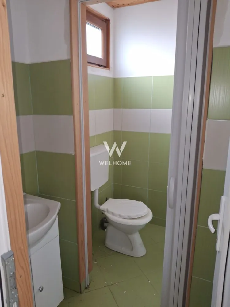 Casa cu 15 camere de vanzare in Bazna, Sibiu ( azil, pensiune) - Situată într-una dintre cele mai promiţătoare zone turistice şi balneare din judeţul Sibiu, această proprietate oferă teren generos şi clădire spaţioasă, ideală pentru proiecte cu valoare adăugată comercială sau socială.
Detalii proprietate
– Teren în suprafaţă de 1.400 mp, pe care este construit un imobil de 636 mp.
– Clădirea principală are 15 camere, dintre care 11 dormitoare, plus: 2 bucătării, 4 băi, 2 livinguri, 2 cămări, o spălătorie, o uscătorie, 2 camere de relaxare.
– Dispune de 2 centrale termice, sistem de încălzire dual (gaz şi lemne) – oferind flexibilitate şi economie.
– La demisol există o pivniţă.
– Există încă o clădire secundară, cu intrare separată, compusă dintr-o cameră – ideală pentru birou, spaţiu adjunct sau cazare individuală.
– Clădirea principală prezintă etaj asupra parterului, realizat din lemn; tâmplăria este din lemn cu geam termopan.
– Proprietatea este racordată la toate utilităţile (apă, gaz, canalizare, curent), are trei intrări: una direct din drumul principal, cealalte doua de pe o stradă laterală – facilitând acces şi eventual delimitarea unor fluxuri separate (cazare / admin / serviciu).
– Locuri de parcare disponibile pe teren, ceea ce sporeşte confortul atât pentru oaspeţi, cât şi pentru personal.
Potential de dezvoltare extrem de ridicat
Datorită compartimentării generoase (11 dormitoare, 2 livinguri, spaţii auxiliare) şi a poziţionării în zona staţiunii balneare, imobilul este ideal atât pentru convertirea într-un azil / centru de îngrijire pentru vârstnici, cât şi pentru o pensiune / unitate de cazare turistică. Iată câteva argumente-cheie:
Zona Bazna Bai este recunoscută pentru apele sale sărate-minerale cu proprietăţi terapeutice, ceea ce adaugă o valoare distinctă în domeniul turismului medical şi al îngrijirii pentru seniori.
Proiectul de dezvoltare turistică al comunei Bazna include infrastructură de agrement, parte a strategiei de valorizare a staţiunii balneoclimaterice. De exemplu, documentele indică faptul că UAT Bazna implementează un obiectiv de „Dezvoltarea economică a staţiunii balneoclimatice Bazna prin extinderea infrastructurii de agrement”.
Potenţialul turistic este amplificat de planuri privind realizarea unui aquapark în zonă, ceea ce creează un cadru prielnic pentru investiţii conexe în turism, relaxare şi îngrijire. 
Pentru varianta azil, potenţialul este dublat de demografia vârstnică in tot judetul Sibiu, de cererea pentru servicii de îngrijire şi de avantajul unei locaţii liniştite, aproape de staţiune, dar cu acces facil.
Pentru varianta pensiune/turism, cele două intrări, suprafaţa generoasă, parcul şi parcarile permit flexibilitate: pot fi amenajate zone de relaxare, spaţii comune, grădină, terasă, chiar facilităţi pentru familie.

Avantaje competitive
 Apropierea de staţiunea Bazna Bai adaugă un plus de imagine, oferind un cadru de relaxare pentru rezidenţi.

Pret 150.000 euro, negociabil

Detalii si vizionari : 0740066818 Cristina