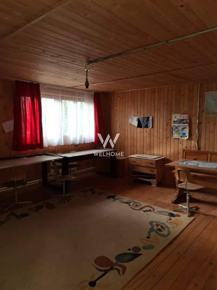 Casa cu 15 camere de vanzare in Bazna, Sibiu ( azil, pensiune) - Situată într-una dintre cele mai promiţătoare zone turistice şi balneare din judeţul Sibiu, această proprietate oferă teren generos şi clădire spaţioasă, ideală pentru proiecte cu valoare adăugată comercială sau socială.
Detalii proprietate
– Teren în suprafaţă de 1.400 mp, pe care este construit un imobil de 636 mp.
– Clădirea principală are 15 camere, dintre care 11 dormitoare, plus: 2 bucătării, 4 băi, 2 livinguri, 2 cămări, o spălătorie, o uscătorie, 2 camere de relaxare.
– Dispune de 2 centrale termice, sistem de încălzire dual (gaz şi lemne) – oferind flexibilitate şi economie.
– La demisol există o pivniţă.
– Există încă o clădire secundară, cu intrare separată, compusă dintr-o cameră – ideală pentru birou, spaţiu adjunct sau cazare individuală.
– Clădirea principală prezintă etaj asupra parterului, realizat din lemn; tâmplăria este din lemn cu geam termopan.
– Proprietatea este racordată la toate utilităţile (apă, gaz, canalizare, curent), are trei intrări: una direct din drumul principal, cealalte doua de pe o stradă laterală – facilitând acces şi eventual delimitarea unor fluxuri separate (cazare / admin / serviciu).
– Locuri de parcare disponibile pe teren, ceea ce sporeşte confortul atât pentru oaspeţi, cât şi pentru personal.
Potential de dezvoltare extrem de ridicat
Datorită compartimentării generoase (11 dormitoare, 2 livinguri, spaţii auxiliare) şi a poziţionării în zona staţiunii balneare, imobilul este ideal atât pentru convertirea într-un azil / centru de îngrijire pentru vârstnici, cât şi pentru o pensiune / unitate de cazare turistică. Iată câteva argumente-cheie:
Zona Bazna Bai este recunoscută pentru apele sale sărate-minerale cu proprietăţi terapeutice, ceea ce adaugă o valoare distinctă în domeniul turismului medical şi al îngrijirii pentru seniori.
Proiectul de dezvoltare turistică al comunei Bazna include infrastructură de agrement, parte a strategiei de valorizare a staţiunii balneoclimaterice. De exemplu, documentele indică faptul că UAT Bazna implementează un obiectiv de „Dezvoltarea economică a staţiunii balneoclimatice Bazna prin extinderea infrastructurii de agrement”.
Potenţialul turistic este amplificat de planuri privind realizarea unui aquapark în zonă, ceea ce creează un cadru prielnic pentru investiţii conexe în turism, relaxare şi îngrijire. 
Pentru varianta azil, potenţialul este dublat de demografia vârstnică in tot judetul Sibiu, de cererea pentru servicii de îngrijire şi de avantajul unei locaţii liniştite, aproape de staţiune, dar cu acces facil.
Pentru varianta pensiune/turism, cele două intrări, suprafaţa generoasă, parcul şi parcarile permit flexibilitate: pot fi amenajate zone de relaxare, spaţii comune, grădină, terasă, chiar facilităţi pentru familie.

Avantaje competitive
 Apropierea de staţiunea Bazna Bai adaugă un plus de imagine, oferind un cadru de relaxare pentru rezidenţi.

Pret 150.000 euro, negociabil

Detalii si vizionari : 0740066818 Cristina