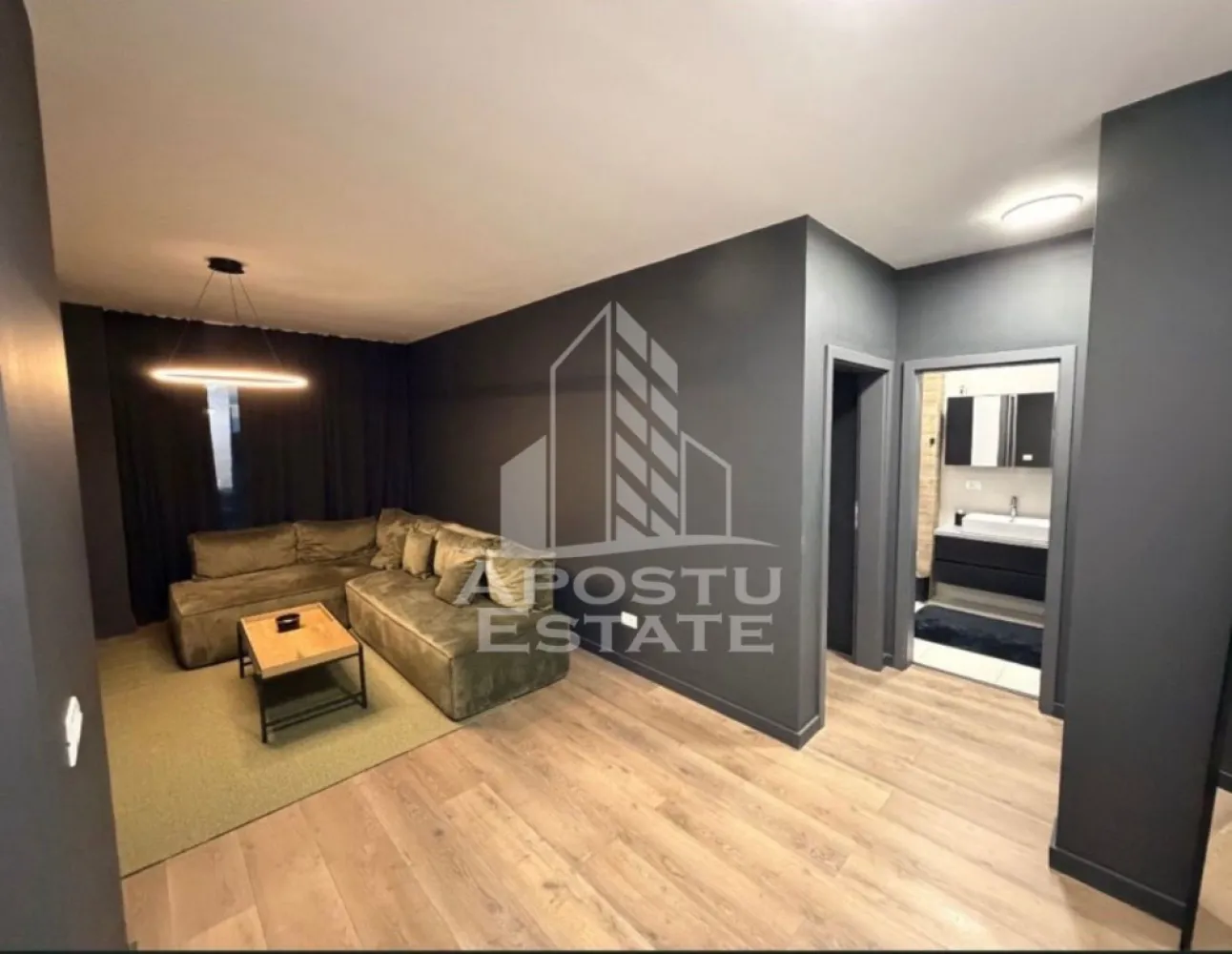 Apartament cu 2 camere, loc de parcare, in Aradului - Agentia Imobiliara APOSTU ESTATE va ofera spre inchiriere un apartament cu 2 camere, situat in Dumbravita.

Acest apartament cu o suprafata de 63 mp dispune de urmatoarele facilitati:

- Bucatarie spatioasa, complet utilata;
- Hol de acces;
- Sufragerie luminoasa;
- Dormitor mobilat cu pat matrimonial;
- Baie dotata cu cada.

Confortul termic este asigurat de centrala proprie pe gaz. Apartamentul se bucura de o pozitionare privilegiata, oferind acces rapid la diverse puncte de interes din zona:

- Mc'donalds;
-Benzinarie;
-Mijloace de transport in comun la 2 minute.

Va invitam cu drag sa programati o vizionare pentru a aprecia personal toate facilitatile si avantajele acestui apartament.

ID intern: CP3132153!