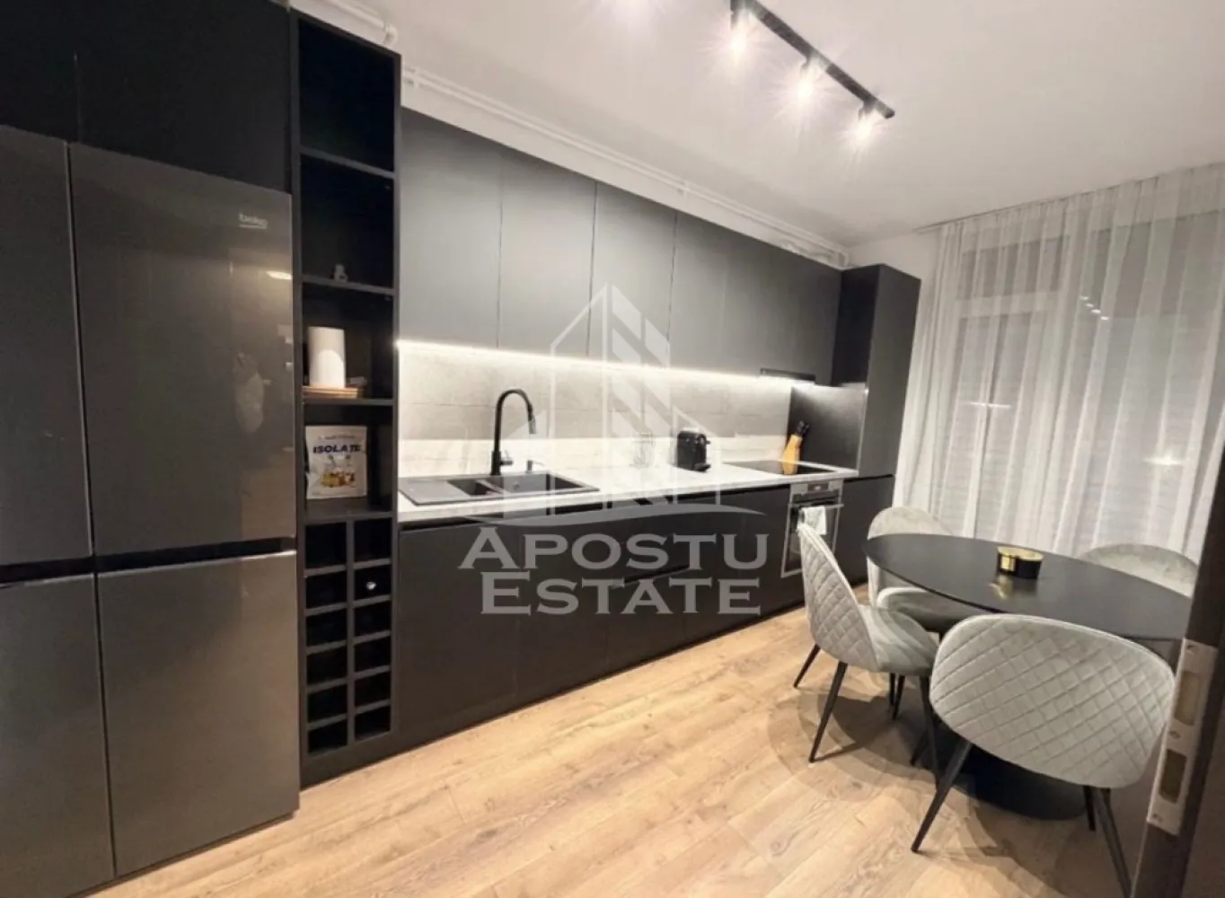 Apartament cu 2 camere, loc de parcare, in Aradului - Agentia Imobiliara APOSTU ESTATE va ofera spre inchiriere un apartament cu 2 camere, situat in Dumbravita.

Acest apartament cu o suprafata de 63 mp dispune de urmatoarele facilitati:

- Bucatarie spatioasa, complet utilata;
- Hol de acces;
- Sufragerie luminoasa;
- Dormitor mobilat cu pat matrimonial;
- Baie dotata cu cada.

Confortul termic este asigurat de centrala proprie pe gaz. Apartamentul se bucura de o pozitionare privilegiata, oferind acces rapid la diverse puncte de interes din zona:

- Mc'donalds;
-Benzinarie;
-Mijloace de transport in comun la 2 minute.

Va invitam cu drag sa programati o vizionare pentru a aprecia personal toate facilitatile si avantajele acestui apartament.

ID intern: CP3132153!