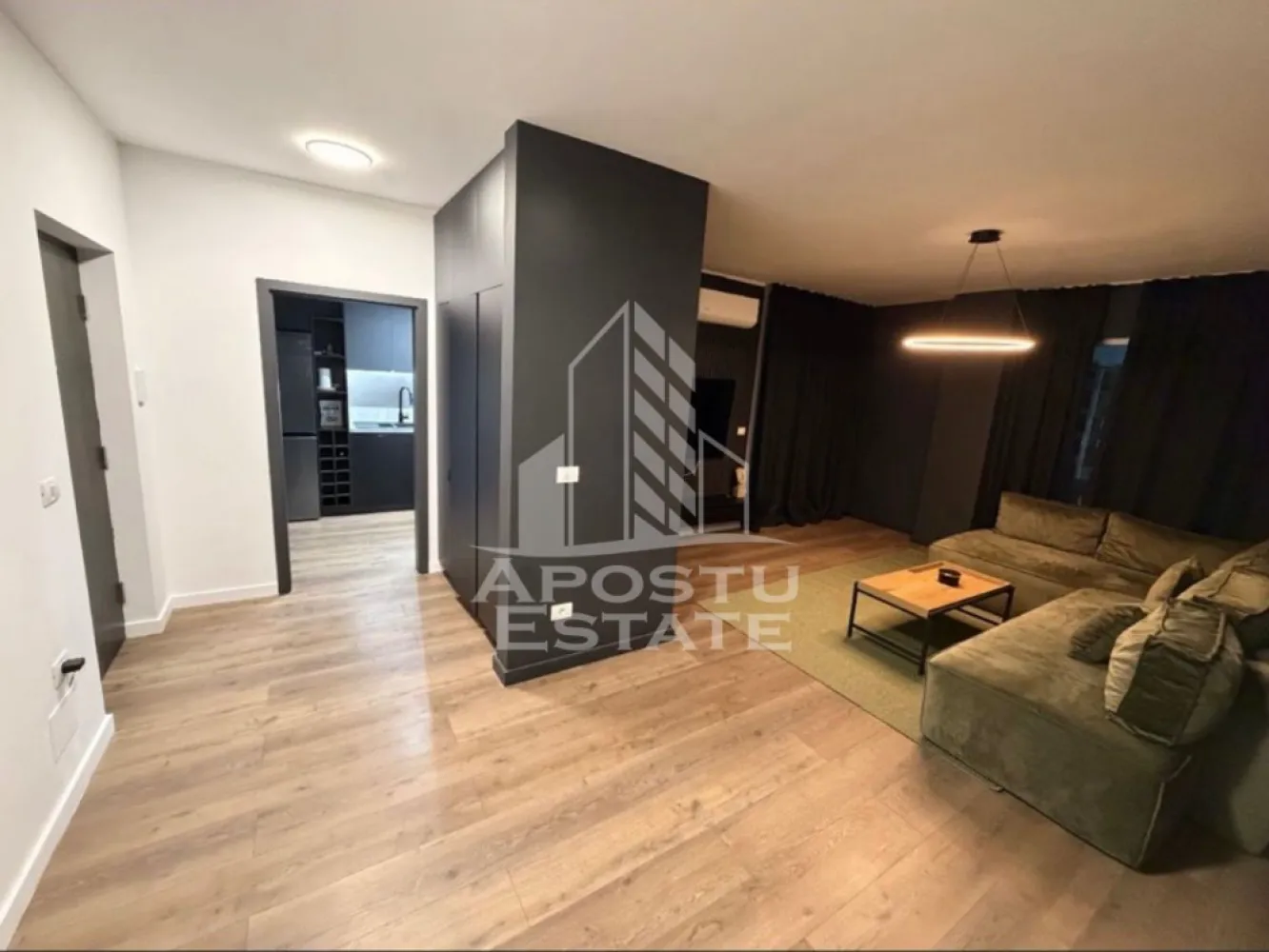 Apartament cu 2 camere, loc de parcare, in Aradului - Agentia Imobiliara APOSTU ESTATE va ofera spre inchiriere un apartament cu 2 camere, situat in Dumbravita.

Acest apartament cu o suprafata de 63 mp dispune de urmatoarele facilitati:

- Bucatarie spatioasa, complet utilata;
- Hol de acces;
- Sufragerie luminoasa;
- Dormitor mobilat cu pat matrimonial;
- Baie dotata cu cada.

Confortul termic este asigurat de centrala proprie pe gaz. Apartamentul se bucura de o pozitionare privilegiata, oferind acces rapid la diverse puncte de interes din zona:

- Mc'donalds;
-Benzinarie;
-Mijloace de transport in comun la 2 minute.

Va invitam cu drag sa programati o vizionare pentru a aprecia personal toate facilitatile si avantajele acestui apartament.

ID intern: CP3132153!