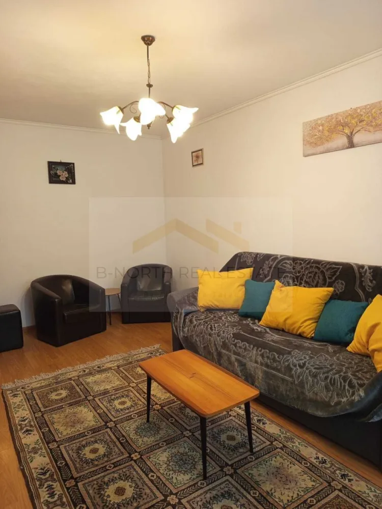Apartament 3 camere de închiriat | Alexandru Obregia – Piața Sudului | 69 mp - B-North Real Estate vă propune spre închiriere un apartament cu 3 camere, situat pe Bulevardul Alexandru Obregia, într-o zonă bine conectată, cu stația STB chiar în fața blocului și acces facil către stația de metrou Piața Sudului.
Apartamentul este situat la etajul 2, are o suprafață totală de 69 mp și se închiriază complet mobilat și utilat, fiind pregătit pentru mutare imediată.

Caracteristici principale:

3 camere
Compartimentare decomandată
Suprafață totală: 69 mp
Etaj 2
Complet mobilat și utilat
Disponibil imediat

Dotări și beneficii:

Aer condiționat
Boiler
Bucătărie complet utilată
Mobilier complet
Spații generoase de depozitare
Logie
Baie cu aerisire naturală

Avantaje locație:

Bulevardul Alexandru Obregia
Stația STB în fața blocului
Aproximativ 20 de minute de mers până la metrou Piața Sudului
În apropiere de magazine, piață, școli și grădinițe
Zonă cu spații verzi și acces rapid către principalele puncte de interes

Preț și condiții:

Chirie: 480 euro/lună
Garanție: echivalentul unei luni de chirie
Contract înregistrat la ANAF

Pentru informații suplimentare și programarea unei vizionări, contactați B-North Real Estate.