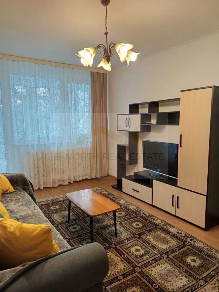 Apartament 3 camere de închiriat | Alexandru Obregia – Piața Sudului | 69 mp - B-North Real Estate vă propune spre închiriere un apartament cu 3 camere, situat pe Bulevardul Alexandru Obregia, într-o zonă bine conectată, cu stația STB chiar în fața blocului și acces facil către stația de metrou Piața Sudului.
Apartamentul este situat la etajul 2, are o suprafață totală de 69 mp și se închiriază complet mobilat și utilat, fiind pregătit pentru mutare imediată.

Caracteristici principale:

3 camere
Compartimentare decomandată
Suprafață totală: 69 mp
Etaj 2
Complet mobilat și utilat
Disponibil imediat

Dotări și beneficii:

Aer condiționat
Boiler
Bucătărie complet utilată
Mobilier complet
Spații generoase de depozitare
Logie
Baie cu aerisire naturală

Avantaje locație:

Bulevardul Alexandru Obregia
Stația STB în fața blocului
Aproximativ 20 de minute de mers până la metrou Piața Sudului
În apropiere de magazine, piață, școli și grădinițe
Zonă cu spații verzi și acces rapid către principalele puncte de interes

Preț și condiții:

Chirie: 480 euro/lună
Garanție: echivalentul unei luni de chirie
Contract înregistrat la ANAF

Pentru informații suplimentare și programarea unei vizionări, contactați B-North Real Estate.