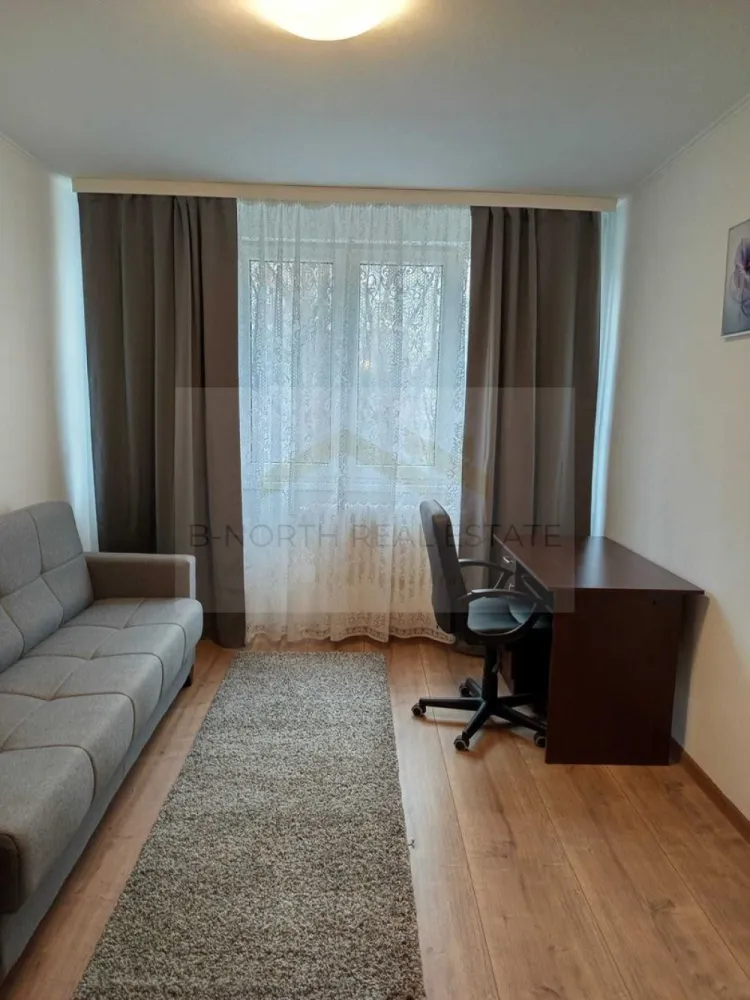 Apartament 3 camere de închiriat | Alexandru Obregia – Piața Sudului | 69 mp - B-North Real Estate vă propune spre închiriere un apartament cu 3 camere, situat pe Bulevardul Alexandru Obregia, într-o zonă bine conectată, cu stația STB chiar în fața blocului și acces facil către stația de metrou Piața Sudului.
Apartamentul este situat la etajul 2, are o suprafață totală de 69 mp și se închiriază complet mobilat și utilat, fiind pregătit pentru mutare imediată.

Caracteristici principale:

3 camere
Compartimentare decomandată
Suprafață totală: 69 mp
Etaj 2
Complet mobilat și utilat
Disponibil imediat

Dotări și beneficii:

Aer condiționat
Boiler
Bucătărie complet utilată
Mobilier complet
Spații generoase de depozitare
Logie
Baie cu aerisire naturală

Avantaje locație:

Bulevardul Alexandru Obregia
Stația STB în fața blocului
Aproximativ 20 de minute de mers până la metrou Piața Sudului
În apropiere de magazine, piață, școli și grădinițe
Zonă cu spații verzi și acces rapid către principalele puncte de interes

Preț și condiții:

Chirie: 480 euro/lună
Garanție: echivalentul unei luni de chirie
Contract înregistrat la ANAF

Pentru informații suplimentare și programarea unei vizionări, contactați B-North Real Estate.