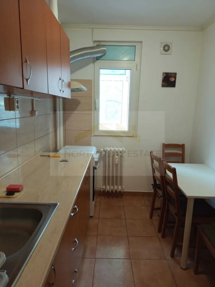 Apartament 3 camere de închiriat | Alexandru Obregia – Piața Sudului | 69 mp - B-North Real Estate vă propune spre închiriere un apartament cu 3 camere, situat pe Bulevardul Alexandru Obregia, într-o zonă bine conectată, cu stația STB chiar în fața blocului și acces facil către stația de metrou Piața Sudului.
Apartamentul este situat la etajul 2, are o suprafață totală de 69 mp și se închiriază complet mobilat și utilat, fiind pregătit pentru mutare imediată.

Caracteristici principale:

3 camere
Compartimentare decomandată
Suprafață totală: 69 mp
Etaj 2
Complet mobilat și utilat
Disponibil imediat

Dotări și beneficii:

Aer condiționat
Boiler
Bucătărie complet utilată
Mobilier complet
Spații generoase de depozitare
Logie
Baie cu aerisire naturală

Avantaje locație:

Bulevardul Alexandru Obregia
Stația STB în fața blocului
Aproximativ 20 de minute de mers până la metrou Piața Sudului
În apropiere de magazine, piață, școli și grădinițe
Zonă cu spații verzi și acces rapid către principalele puncte de interes

Preț și condiții:

Chirie: 480 euro/lună
Garanție: echivalentul unei luni de chirie
Contract înregistrat la ANAF

Pentru informații suplimentare și programarea unei vizionări, contactați B-North Real Estate.