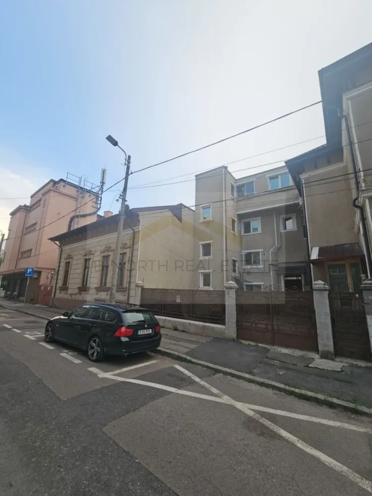 Casă de închiriat | Zonă Centrală | Lângă Parcul Carol | Ideală pentru birouri - B-North Real Estate vă propune spre închiriere o proprietate spațioasă, situată într-o zonă centrală și liniștită, la doar câteva minute de Parcul Carol, una dintre cele mai apreciate zone ale Bucureștiului.
Datorită compartimentării eficiente și poziționării excelente, proprietatea este potrivită atât pentru locuință, cât și pentru sediu de firmă, cabinet de avocatură, cabinet medical, clinică, activități de consultanță sau birouri.

Caracteristici principale:

Casă individuală
4 camere spațioase și luminoase
3 băi
Bucătărie complet funcțională
Demisol utilizabil pentru depozitare, arhivă sau spațiu auxiliar
Finisaje moderne
Renovată recent
Compartimentare practică și versatilă
Spații generoase
Luminozitate naturală excelentă
Disponibilă imediat
Potrivită pentru locuire sau activități profesionale
Ideală pentru sediu de firmă
Cabinete de avocatură, contabilitate sau consultanță
Cabinete medicale sau psihologie
Birouri administrative
Zonă liniștită și reprezentativă

Localizare excelentă:

La câteva minute de Parcul Carol
Acces rapid către Piața Unirii, Piata Constitutiei și centrul orașului
Aproape de mijloace de transport în comun
Restaurante, cafenele și magazine în proximitate
Acces facil către principalele artere ale Capitalei

Recomandată pentru:

Familie
Firmă de consultanță
Cabinet de avocatură
Cabinet medical
Agenție de servicii
Sediu administrativ

Preț și condiții:

Chirie: 1.300 euro/lună (negociabil)
Disponibilă imediat

Pentru informații suplimentare și programarea unei vizionări, contactați B-North Real Estate.