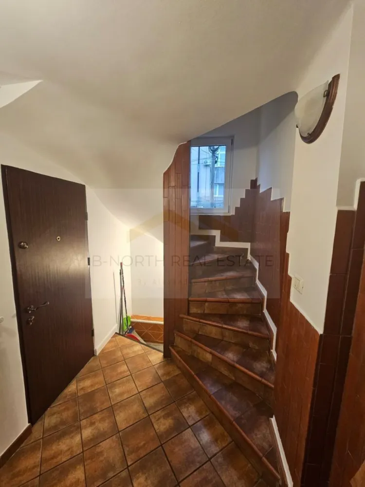 Casă de închiriat | Zonă Centrală | Lângă Parcul Carol | Ideală pentru birouri - B-North Real Estate vă propune spre închiriere o proprietate spațioasă, situată într-o zonă centrală și liniștită, la doar câteva minute de Parcul Carol, una dintre cele mai apreciate zone ale Bucureștiului.
Datorită compartimentării eficiente și poziționării excelente, proprietatea este potrivită atât pentru locuință, cât și pentru sediu de firmă, cabinet de avocatură, cabinet medical, clinică, activități de consultanță sau birouri.

Caracteristici principale:

Casă individuală
4 camere spațioase și luminoase
3 băi
Bucătărie complet funcțională
Demisol utilizabil pentru depozitare, arhivă sau spațiu auxiliar
Finisaje moderne
Renovată recent
Compartimentare practică și versatilă
Spații generoase
Luminozitate naturală excelentă
Disponibilă imediat
Potrivită pentru locuire sau activități profesionale
Ideală pentru sediu de firmă
Cabinete de avocatură, contabilitate sau consultanță
Cabinete medicale sau psihologie
Birouri administrative
Zonă liniștită și reprezentativă

Localizare excelentă:

La câteva minute de Parcul Carol
Acces rapid către Piața Unirii, Piata Constitutiei și centrul orașului
Aproape de mijloace de transport în comun
Restaurante, cafenele și magazine în proximitate
Acces facil către principalele artere ale Capitalei

Recomandată pentru:

Familie
Firmă de consultanță
Cabinet de avocatură
Cabinet medical
Agenție de servicii
Sediu administrativ

Preț și condiții:

Chirie: 1.300 euro/lună (negociabil)
Disponibilă imediat

Pentru informații suplimentare și programarea unei vizionări, contactați B-North Real Estate.