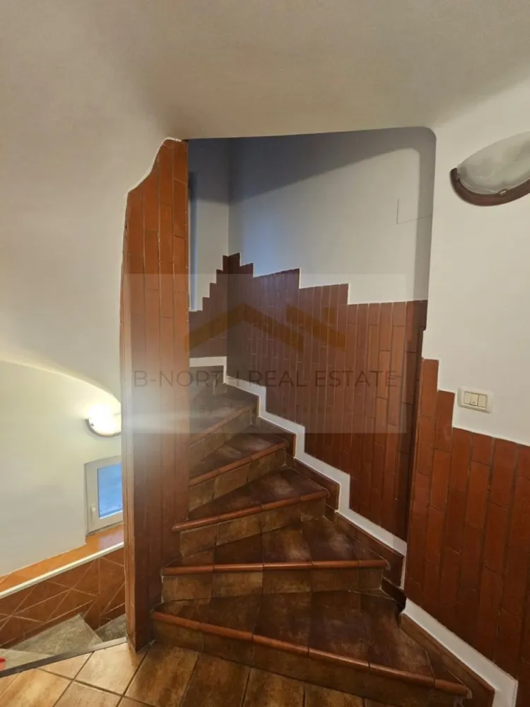 Casă de închiriat | Zonă Centrală | Lângă Parcul Carol | Ideală pentru birouri - B-North Real Estate vă propune spre închiriere o proprietate spațioasă, situată într-o zonă centrală și liniștită, la doar câteva minute de Parcul Carol, una dintre cele mai apreciate zone ale Bucureștiului.
Datorită compartimentării eficiente și poziționării excelente, proprietatea este potrivită atât pentru locuință, cât și pentru sediu de firmă, cabinet de avocatură, cabinet medical, clinică, activități de consultanță sau birouri.

Caracteristici principale:

Casă individuală
4 camere spațioase și luminoase
3 băi
Bucătărie complet funcțională
Demisol utilizabil pentru depozitare, arhivă sau spațiu auxiliar
Finisaje moderne
Renovată recent
Compartimentare practică și versatilă
Spații generoase
Luminozitate naturală excelentă
Disponibilă imediat
Potrivită pentru locuire sau activități profesionale
Ideală pentru sediu de firmă
Cabinete de avocatură, contabilitate sau consultanță
Cabinete medicale sau psihologie
Birouri administrative
Zonă liniștită și reprezentativă

Localizare excelentă:

La câteva minute de Parcul Carol
Acces rapid către Piața Unirii, Piata Constitutiei și centrul orașului
Aproape de mijloace de transport în comun
Restaurante, cafenele și magazine în proximitate
Acces facil către principalele artere ale Capitalei

Recomandată pentru:

Familie
Firmă de consultanță
Cabinet de avocatură
Cabinet medical
Agenție de servicii
Sediu administrativ

Preț și condiții:

Chirie: 1.300 euro/lună (negociabil)
Disponibilă imediat

Pentru informații suplimentare și programarea unei vizionări, contactați B-North Real Estate.