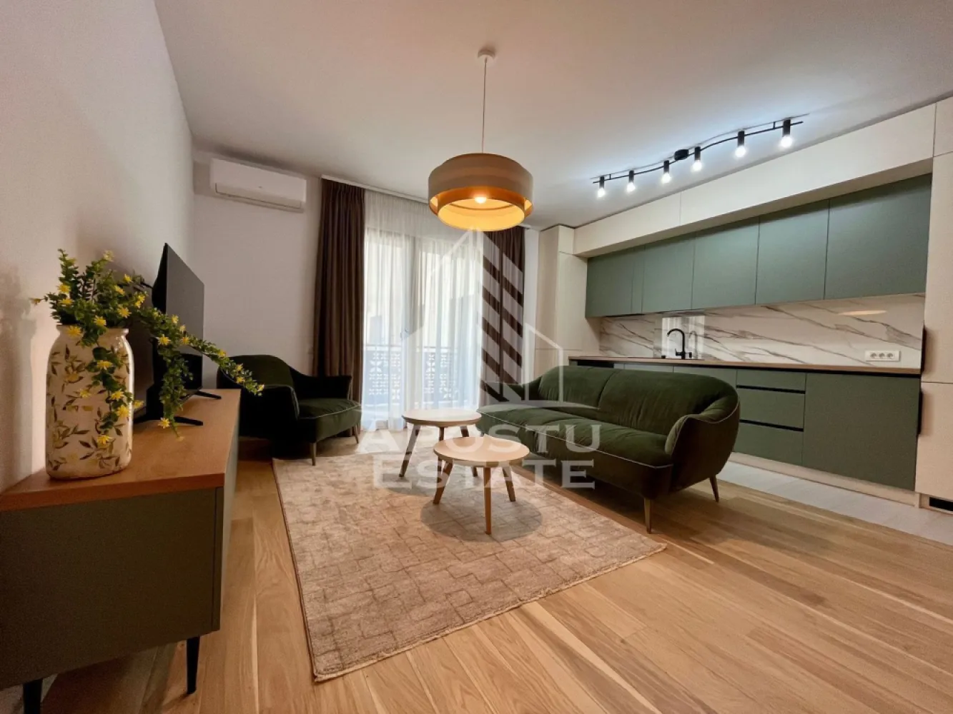 Apartament de lux cu 3 camere, de inchiriat, zona Circuvalatiunii - APOSTU ESTATE va propune spre inchiriere un apartament de lux cu 3 camere, 2 bai, confort 1 sporit, open space situat la etajul 3/7, zona Circumvalatiunii

Imobilul se intinde pe o suprafata utila de 72 mpu si este compartimentat astfel:
- hol de acces
- living open space
- 1 dormitor matrimonial
- 1 dormitor care poate fi folosit ca si camera copilului
- bucatarie utilata si mobilata complet inclusiv cu pahare, vesela, etc
- 2 bai, una de servici cu dus si alta cu cada
- terasa deschisa de 8mp
Confortul termic se realizeaza prin intermediul centralei pe imobil si al aparatelor de aer conditionat. Smart home system pentru reglare temperaturi in fiecare incapere. Incalzire este prin pardoseala.
Apartamentul are un loc de parcare la subteran inclus in pret.
Toate electrocasnicele sunt de cea mai inalnta calitate, iar mobilierul din living si bucatarie este facut pe comanda de la designerii italieni Rovere.
Vecinatati:
- Mega Image, LIDL, Kaufland
- Iulius Town
- Piata Unirii, Piata Operei
- McDonalds
- Mijloace de transport in comun

Apartamentul este la prima inchiriere.
Garantia este echivalenta a 2 luni de chirie.
Nu se accepta animale de companie si sa se fumeze in incinta imobilului.
Disponibil din 1.08.2026
Va asteptam cu drag la o vizionare!
ID intern: CP3200772!