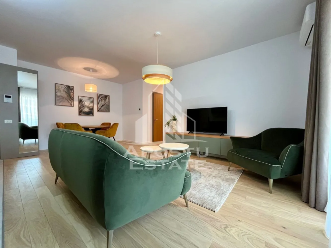Apartament de lux cu 3 camere, de inchiriat, zona Circuvalatiunii - APOSTU ESTATE va propune spre inchiriere un apartament de lux cu 3 camere, 2 bai, confort 1 sporit, open space situat la etajul 3/7, zona Circumvalatiunii

Imobilul se intinde pe o suprafata utila de 72 mpu si este compartimentat astfel:
- hol de acces
- living open space
- 1 dormitor matrimonial
- 1 dormitor care poate fi folosit ca si camera copilului
- bucatarie utilata si mobilata complet inclusiv cu pahare, vesela, etc
- 2 bai, una de servici cu dus si alta cu cada
- terasa deschisa de 8mp
Confortul termic se realizeaza prin intermediul centralei pe imobil si al aparatelor de aer conditionat. Smart home system pentru reglare temperaturi in fiecare incapere. Incalzire este prin pardoseala.
Apartamentul are un loc de parcare la subteran inclus in pret.
Toate electrocasnicele sunt de cea mai inalnta calitate, iar mobilierul din living si bucatarie este facut pe comanda de la designerii italieni Rovere.
Vecinatati:
- Mega Image, LIDL, Kaufland
- Iulius Town
- Piata Unirii, Piata Operei
- McDonalds
- Mijloace de transport in comun

Apartamentul este la prima inchiriere.
Garantia este echivalenta a 2 luni de chirie.
Nu se accepta animale de companie si sa se fumeze in incinta imobilului.
Disponibil din 1.08.2026
Va asteptam cu drag la o vizionare!
ID intern: CP3200772!